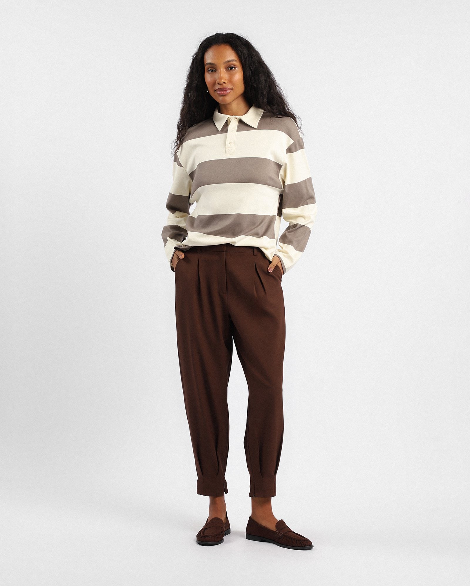 Calça feminina cenoura de alfaiataria com pregas - Marrom