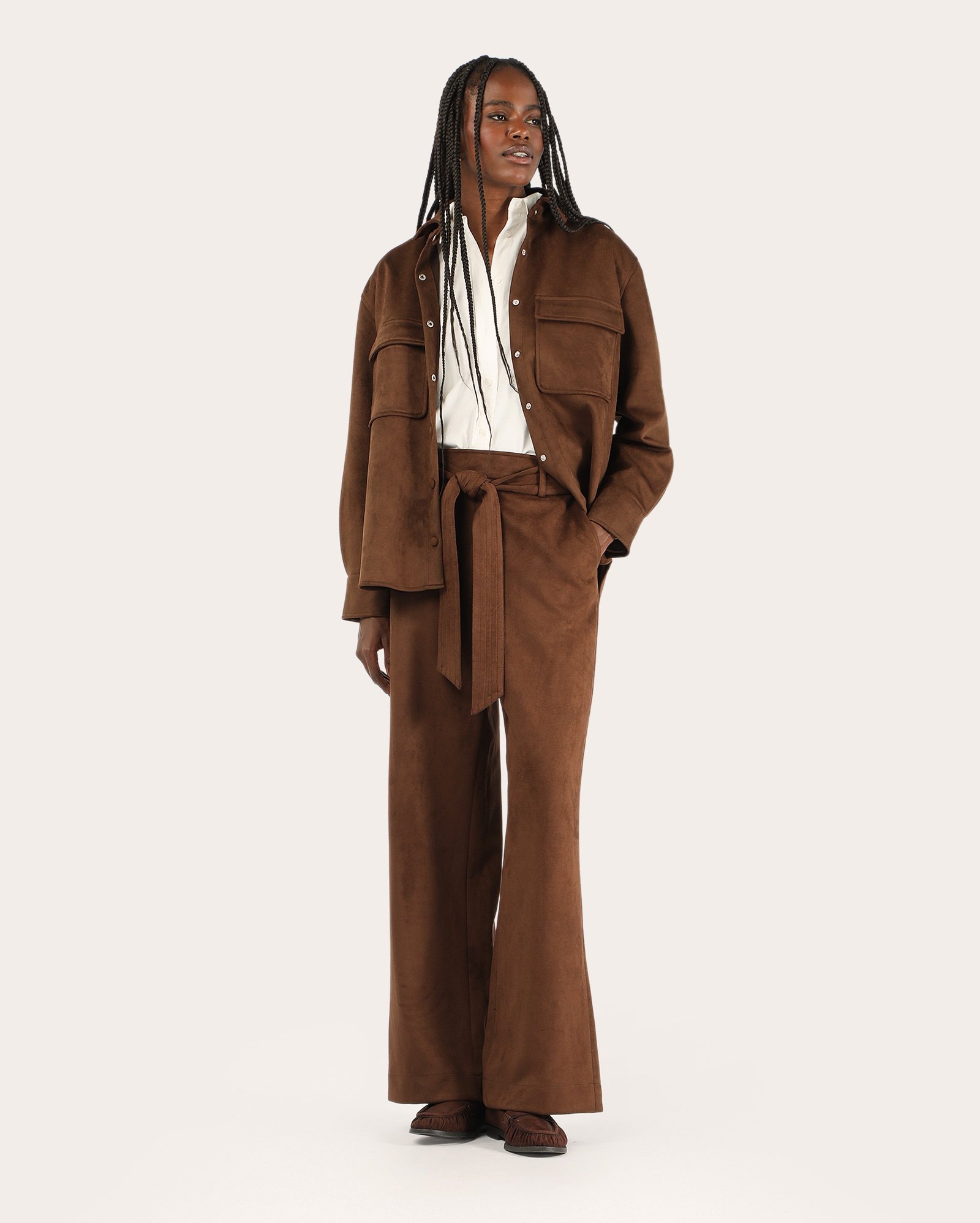 Calça feminina reta em suede com amarração - marrom