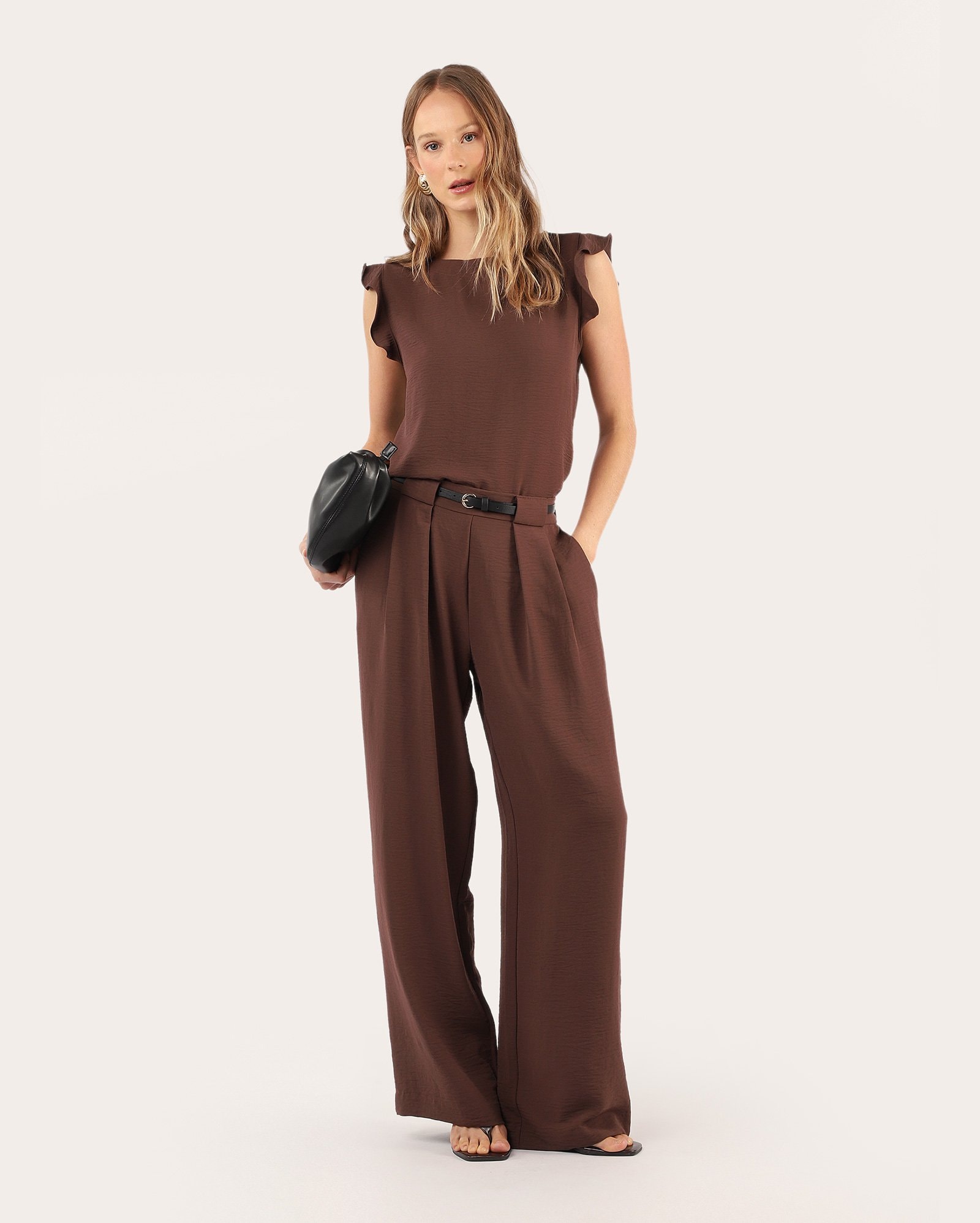 Calça feminina reta com cinto - Marrom