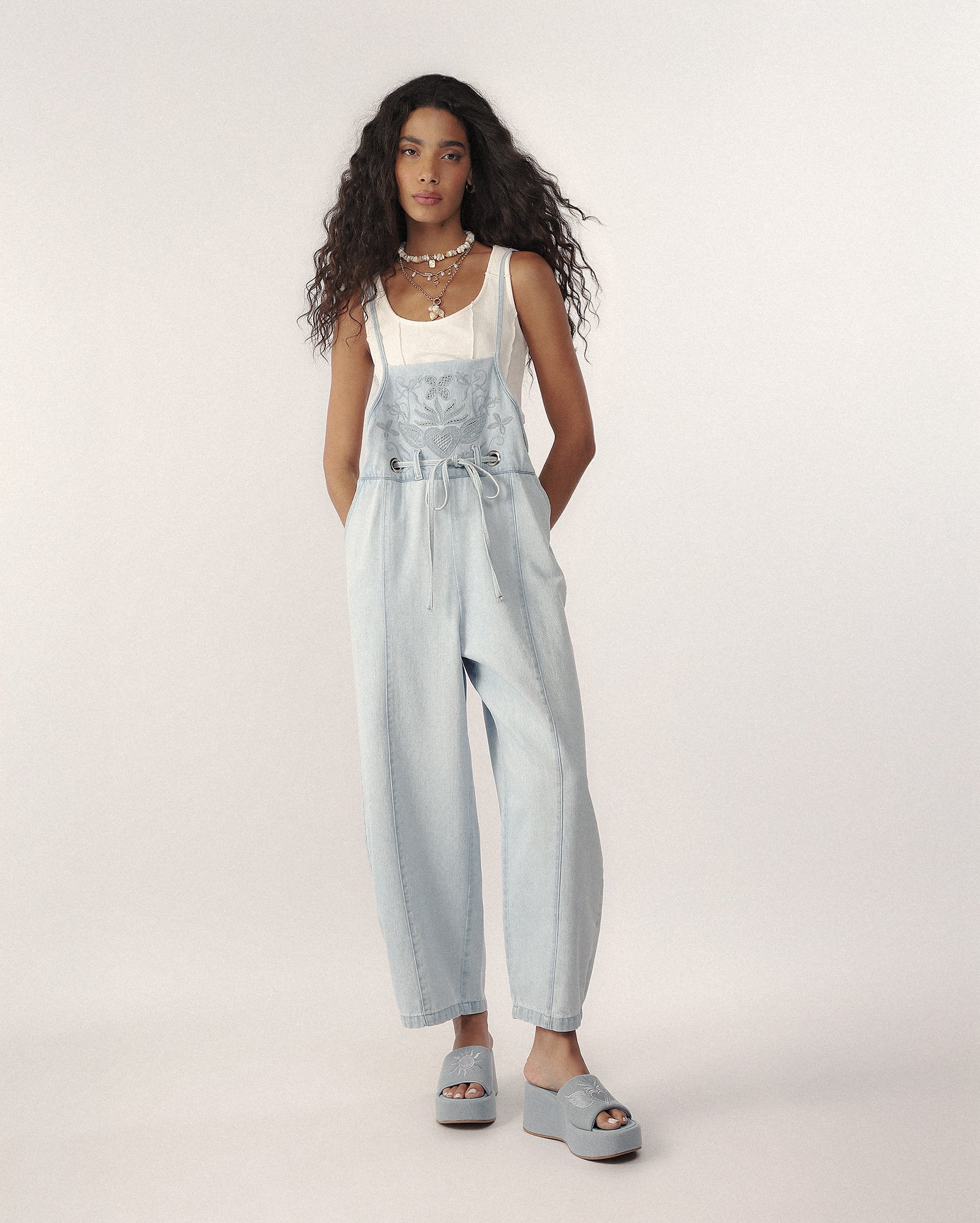 Jardineira jeans barrel Helô Rocha - denim claro