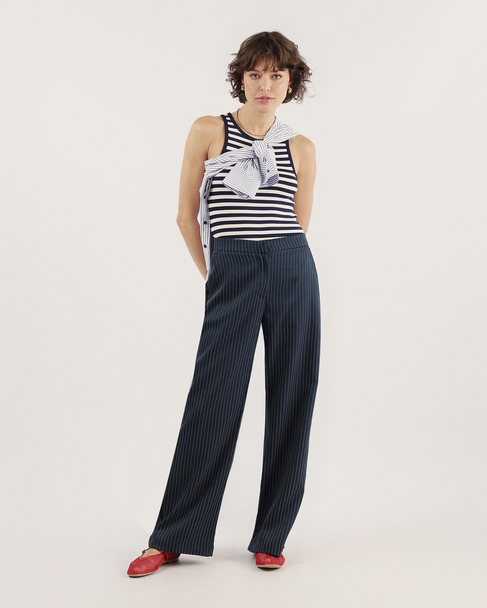 Calça feminina alfaiatada reta risca de giz - azul