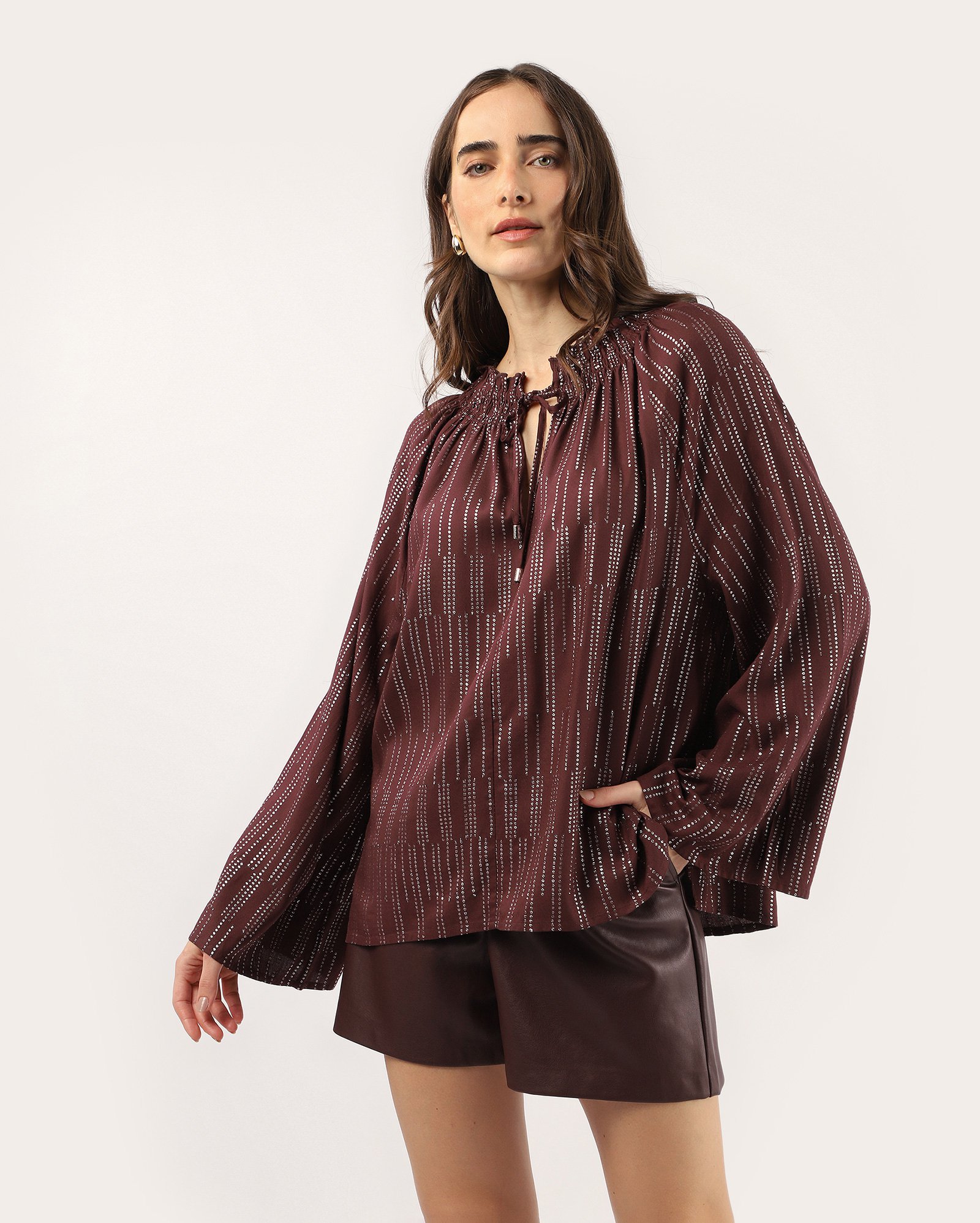 Blusa feminina ampla com aplicação de strass - vinho