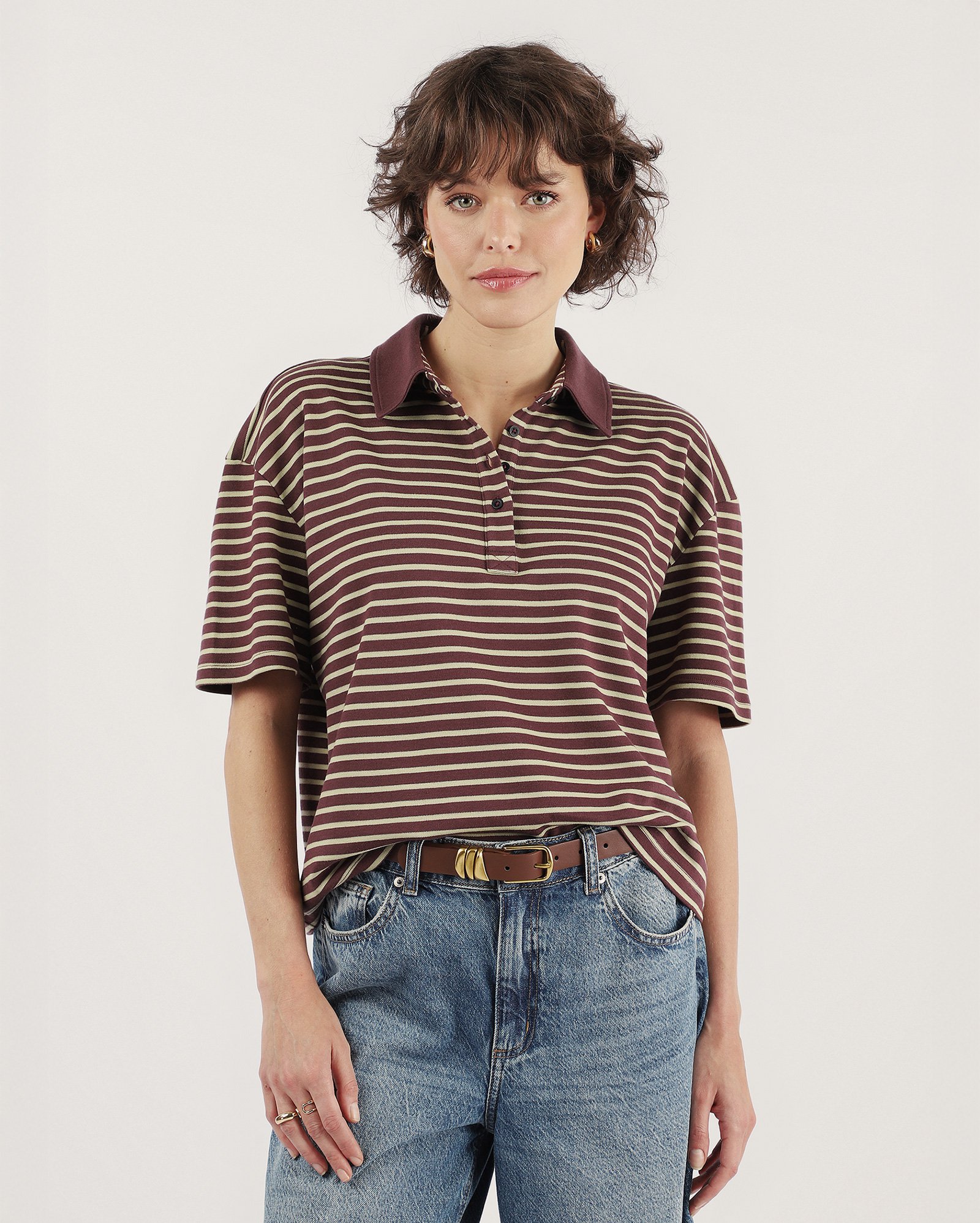 Camisa polo feminina oversized suedine listrada - vinho