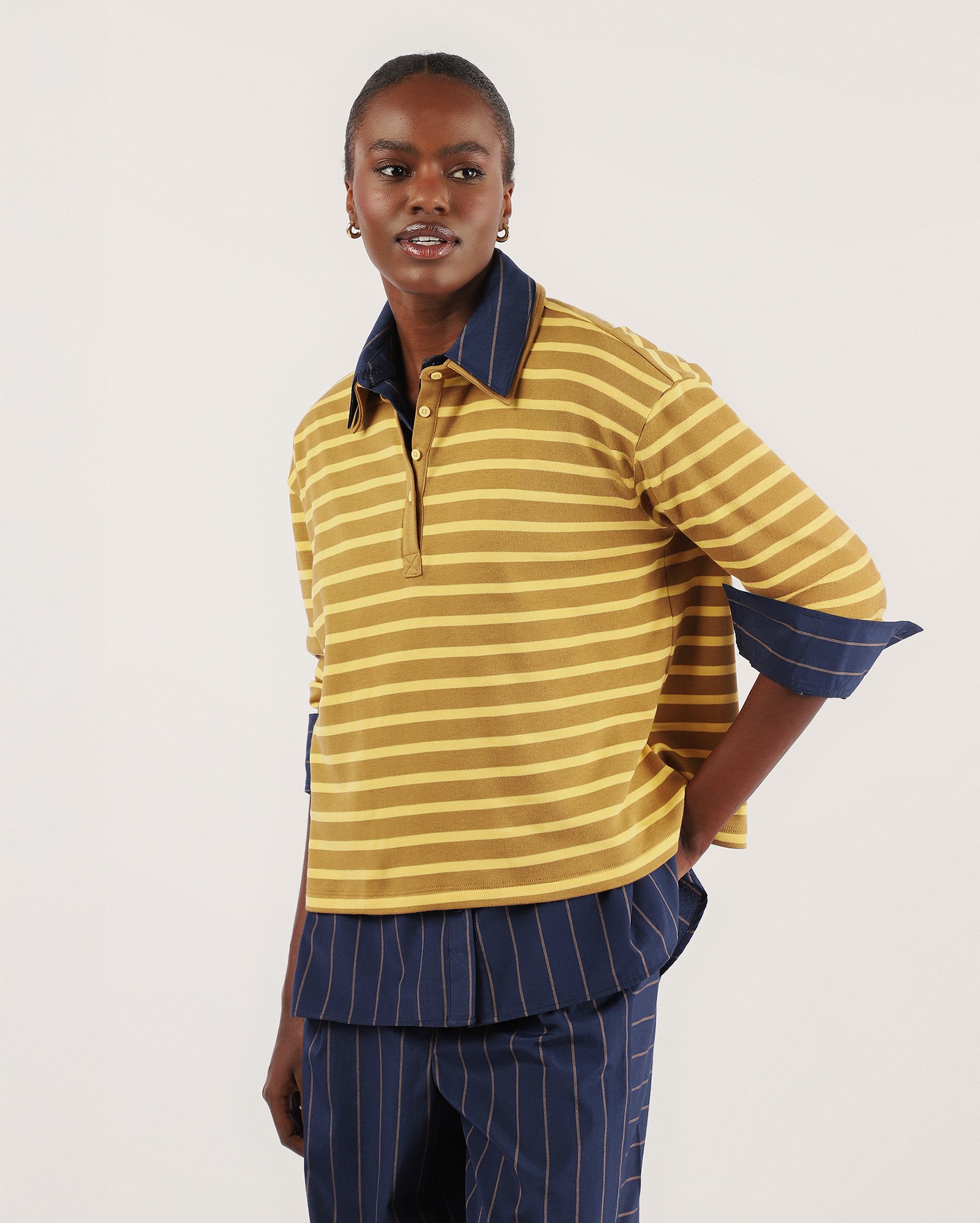 Camisa polo feminina oversized suedine listrada - marrom