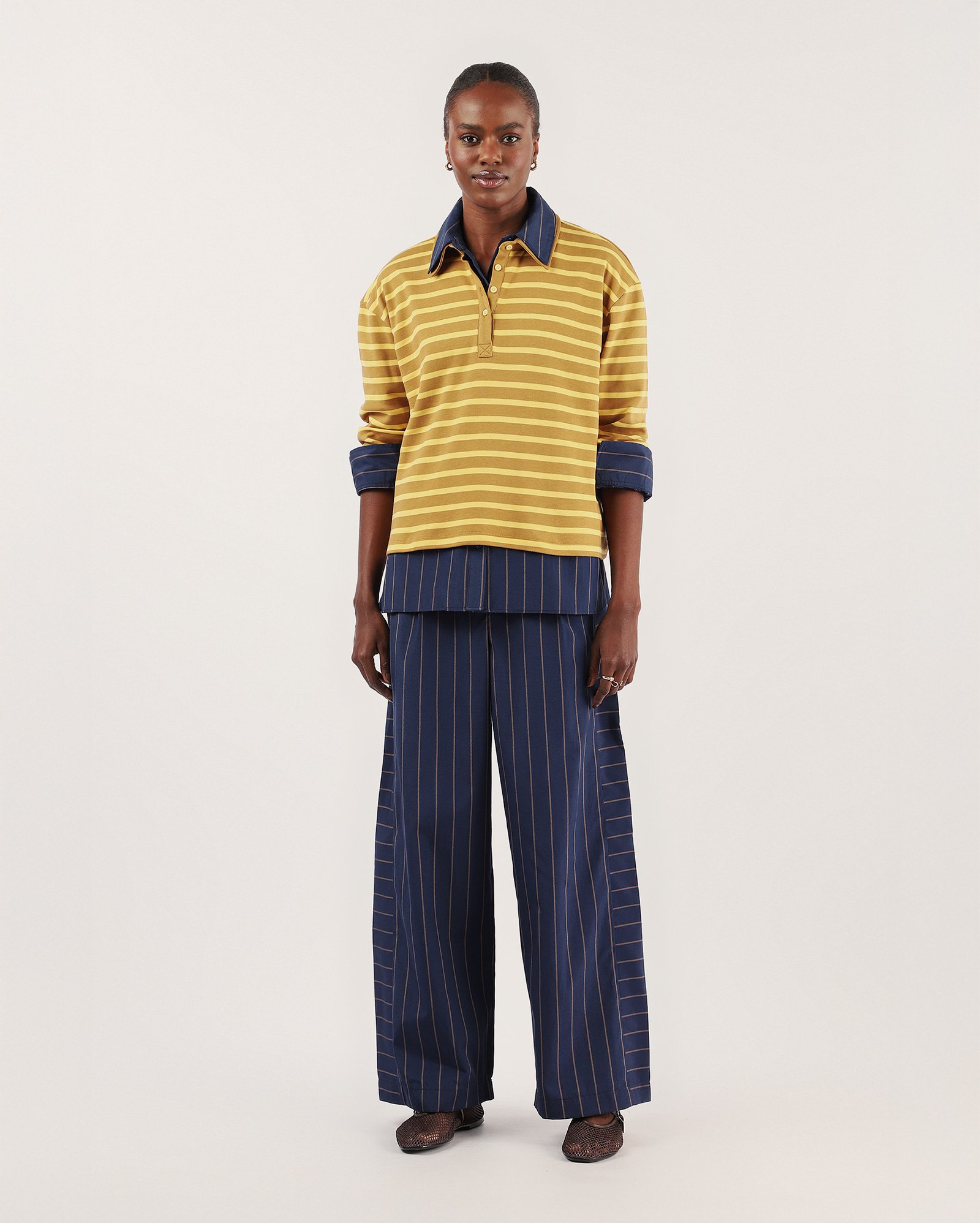 Camisa polo feminina oversized suedine listrada - Marrom Claro