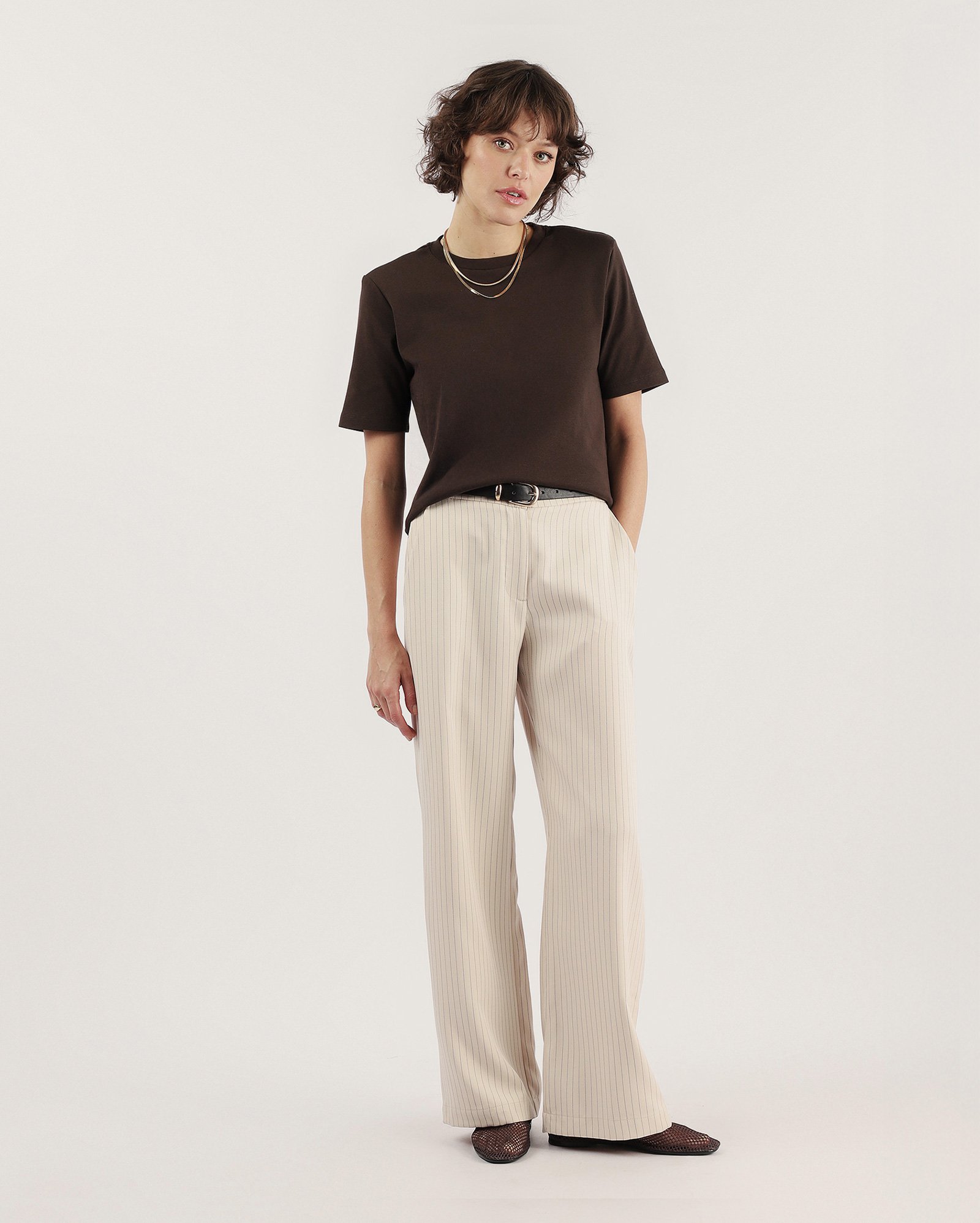 Camiseta feminina suedine com ombreira - Marrom Escuro