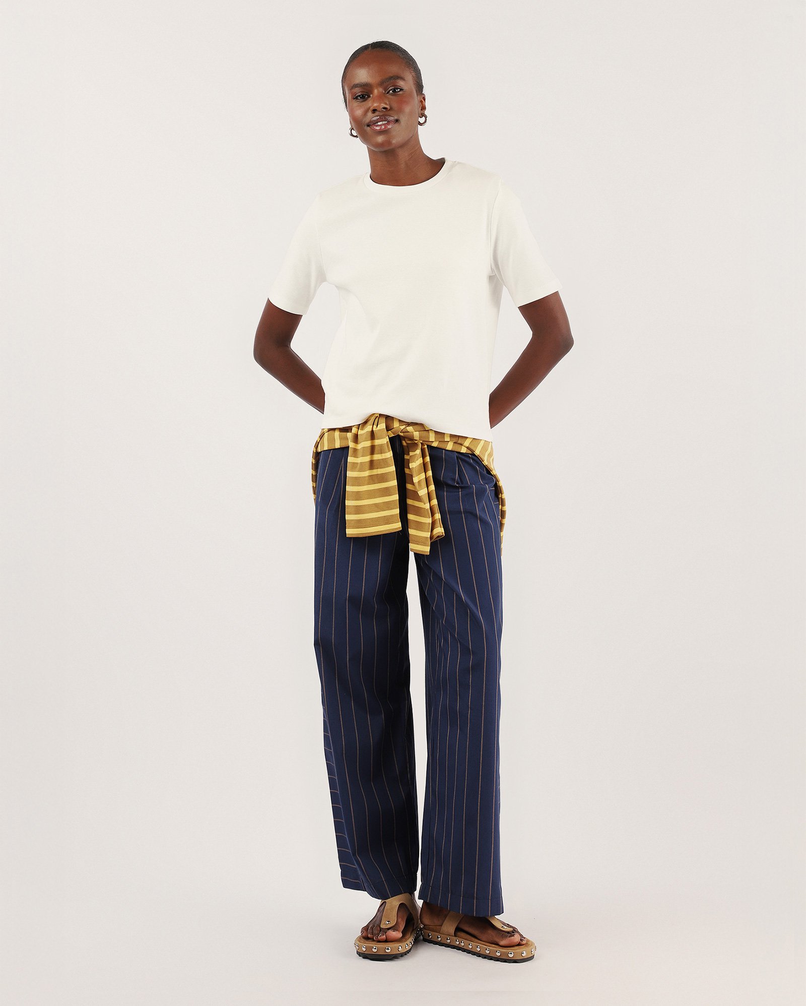 Camiseta feminina suedine com ombreira - Off-white