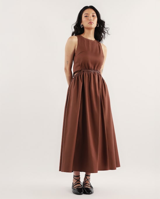 Vestido midi evasê em tricoline com recortes - Marrom
