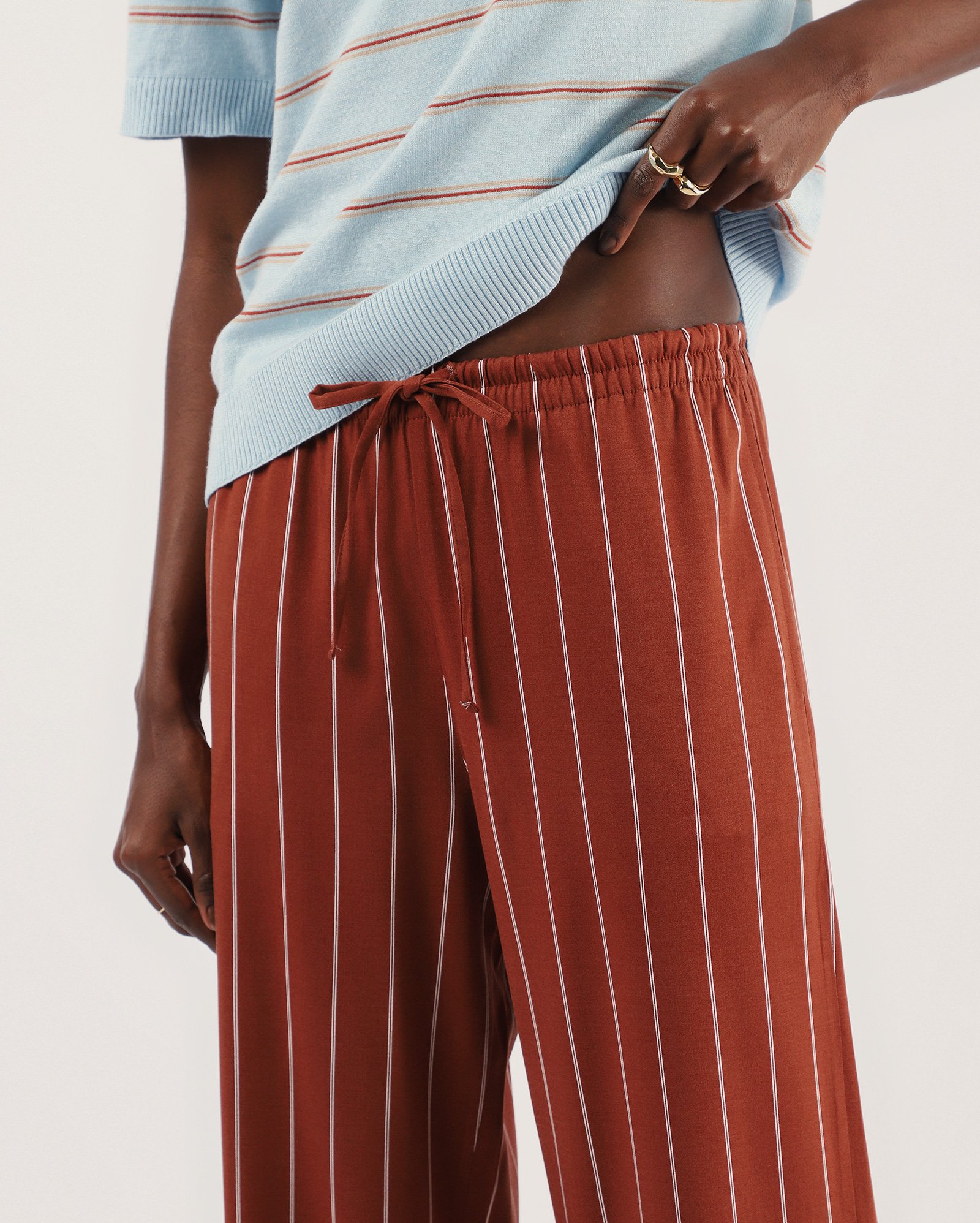 Calça feminina relaxed de viscose com elástico listrada - laranja