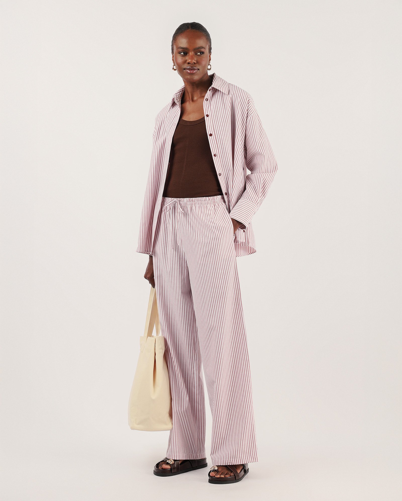 Calça feminina relaxed de tricoline listrada - marrom