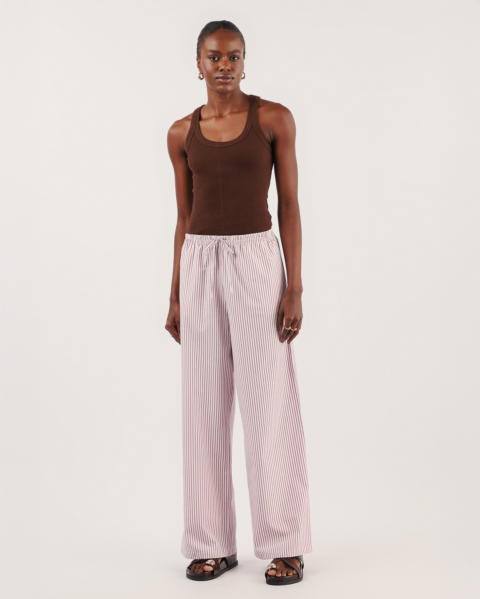 Calça feminina relaxed de tricoline listrada - marrom