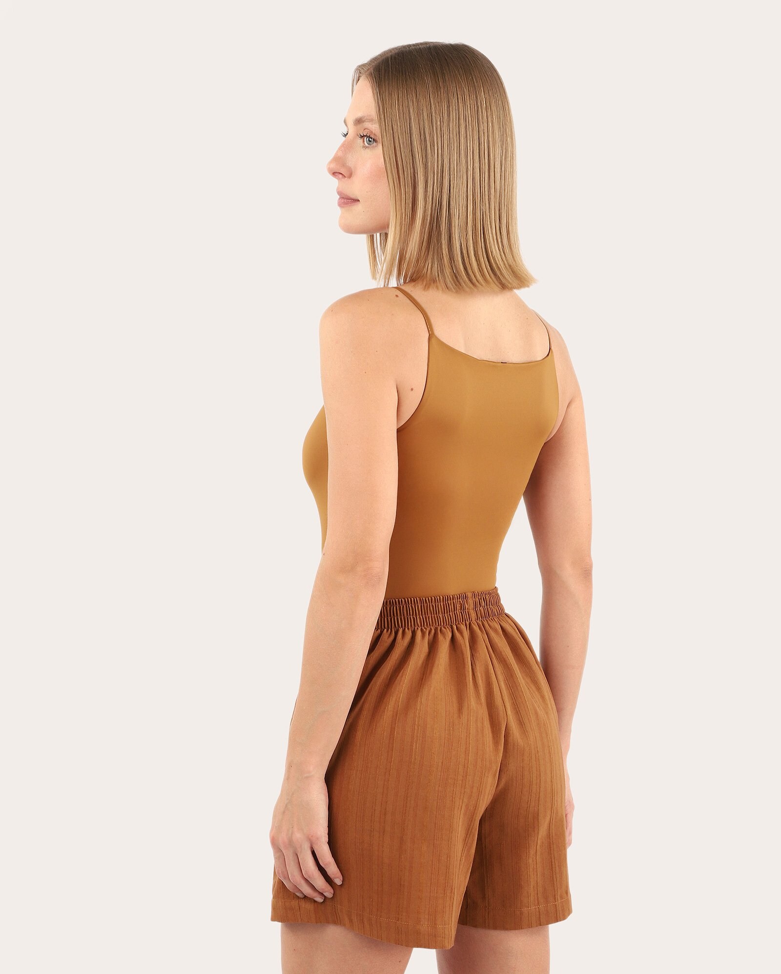 Short feminino texturizado com cinto marrom — foto 5