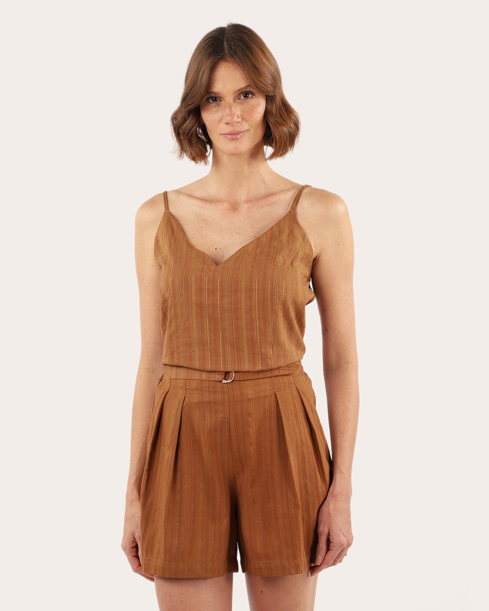 Short feminino texturizado com cinto marrom — foto 2
