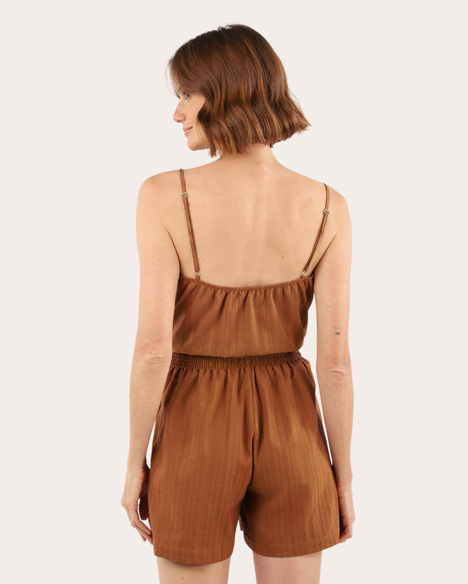 Short feminino texturizado com cinto marrom — foto 4