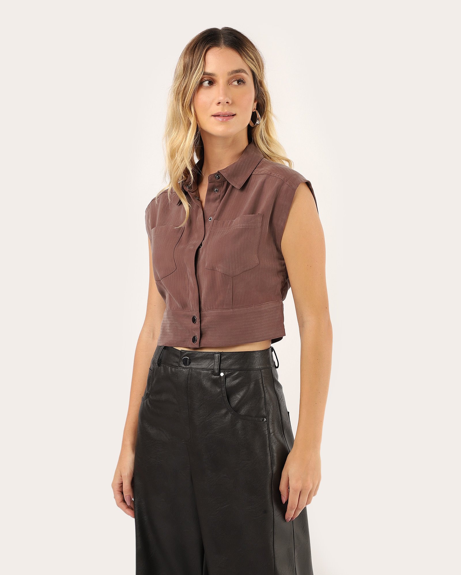 Camisa cropped com bolsos - marrom