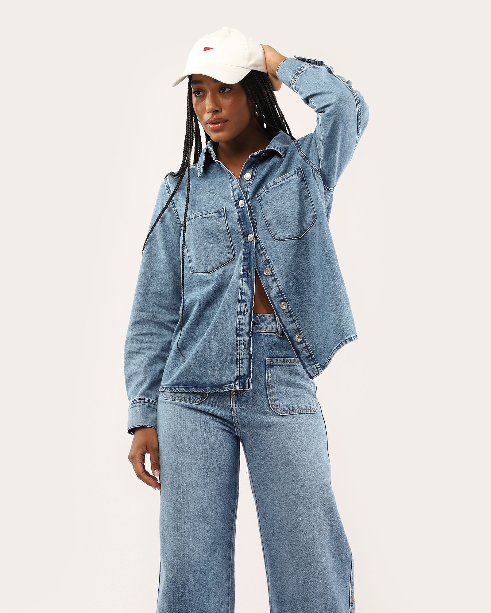 Camisa jeans feminina com bolsos - denim médio | Pool Jeans