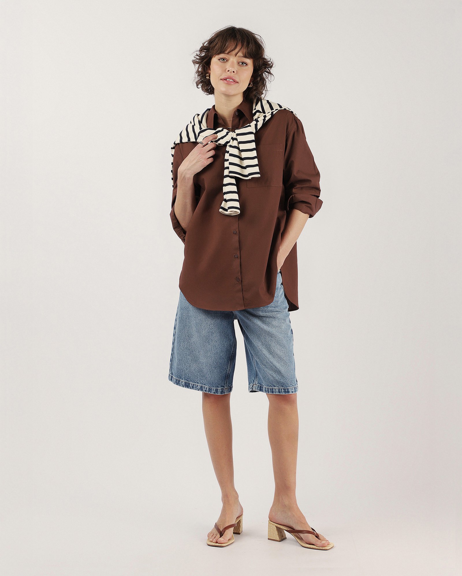 Camisa feminina ampla de tricoline com bolso - marrom
