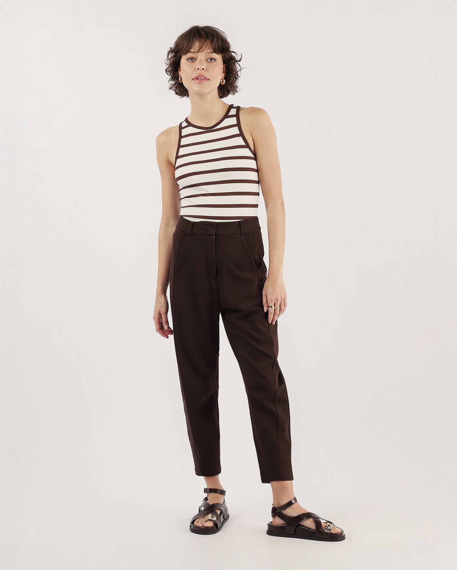 Calça feminina barrel em malha alfaiatada - marrom