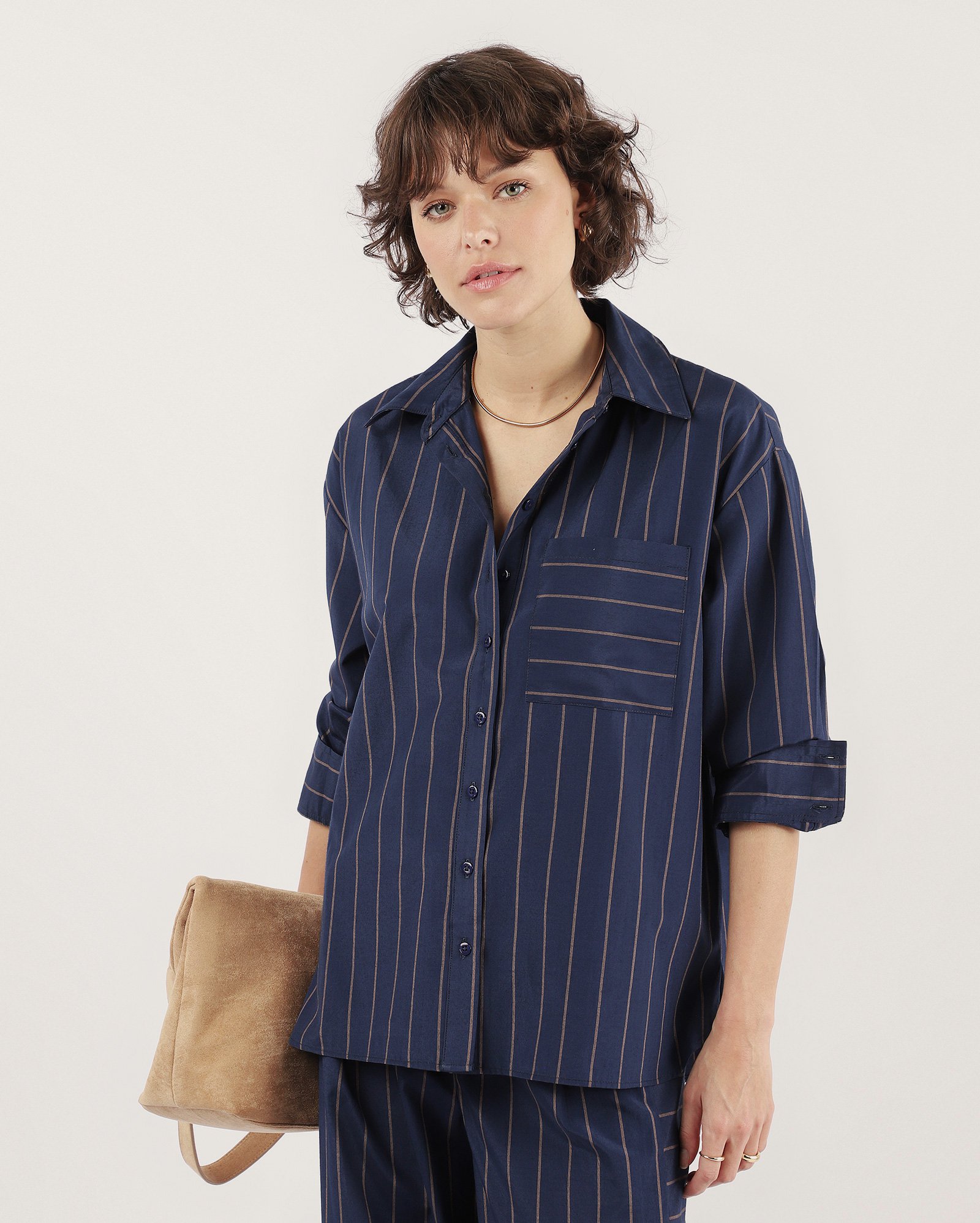 Camisa feminina ampla de tricoline listrada com bolso - azul