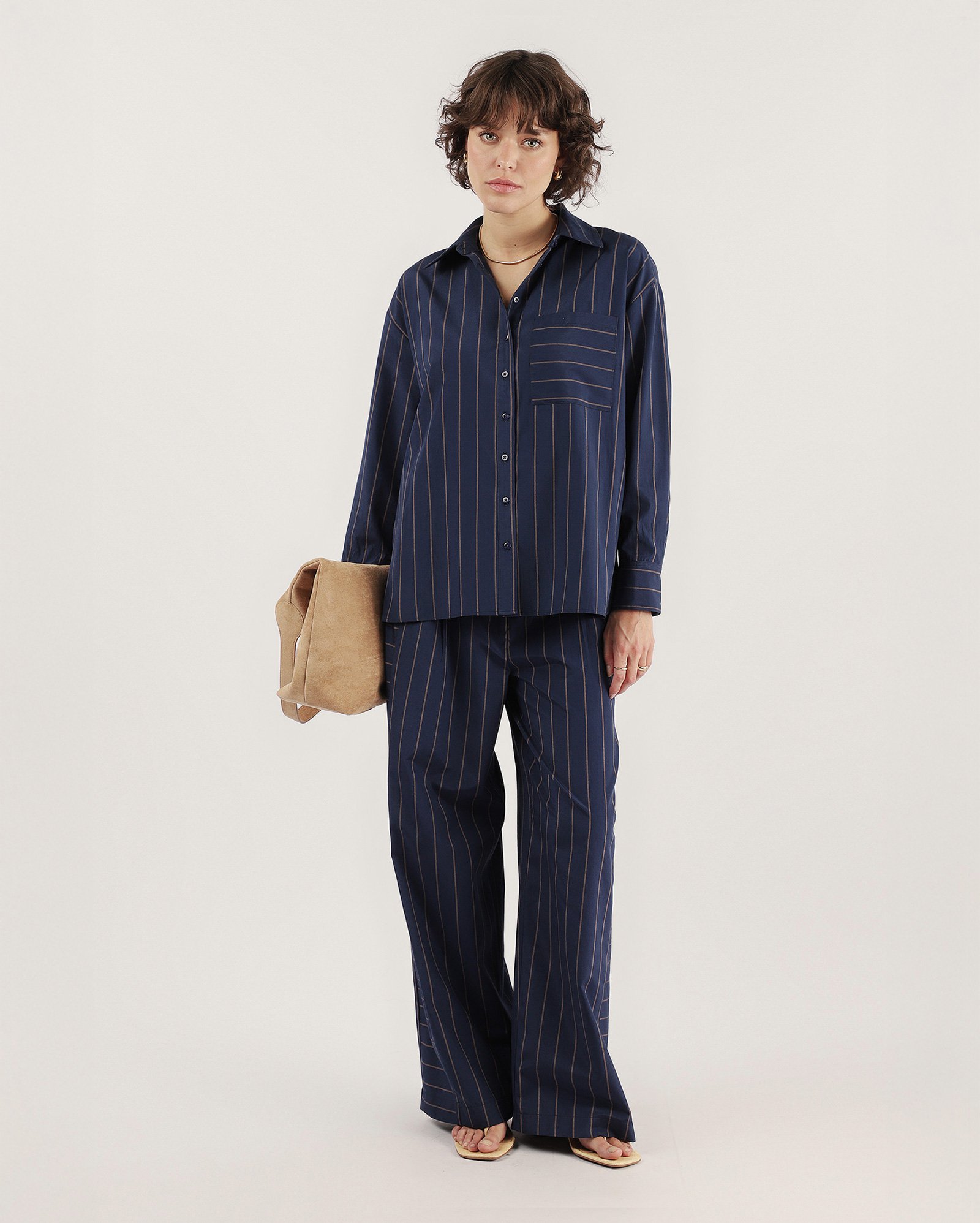 Camisa feminina ampla de tricoline listrada com bolso - azul