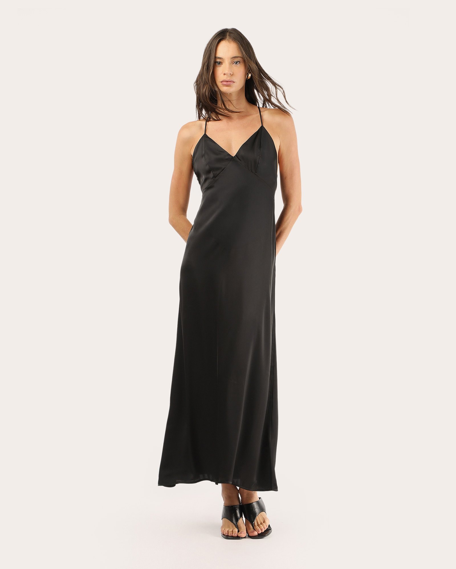 Vestido midi evasê acetinado - preto