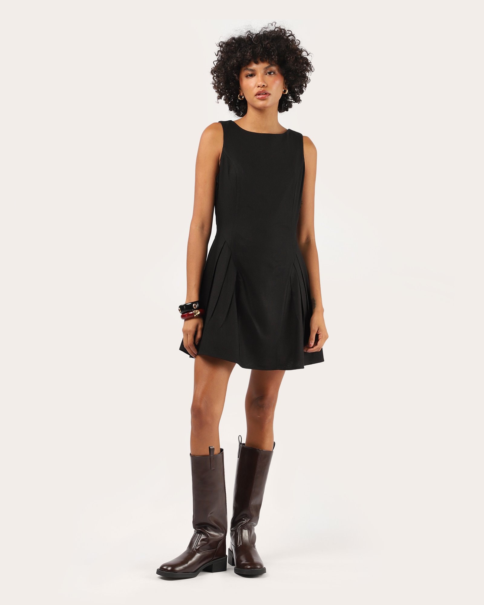 Vestido curto em viscolinho godê acinturado - preto