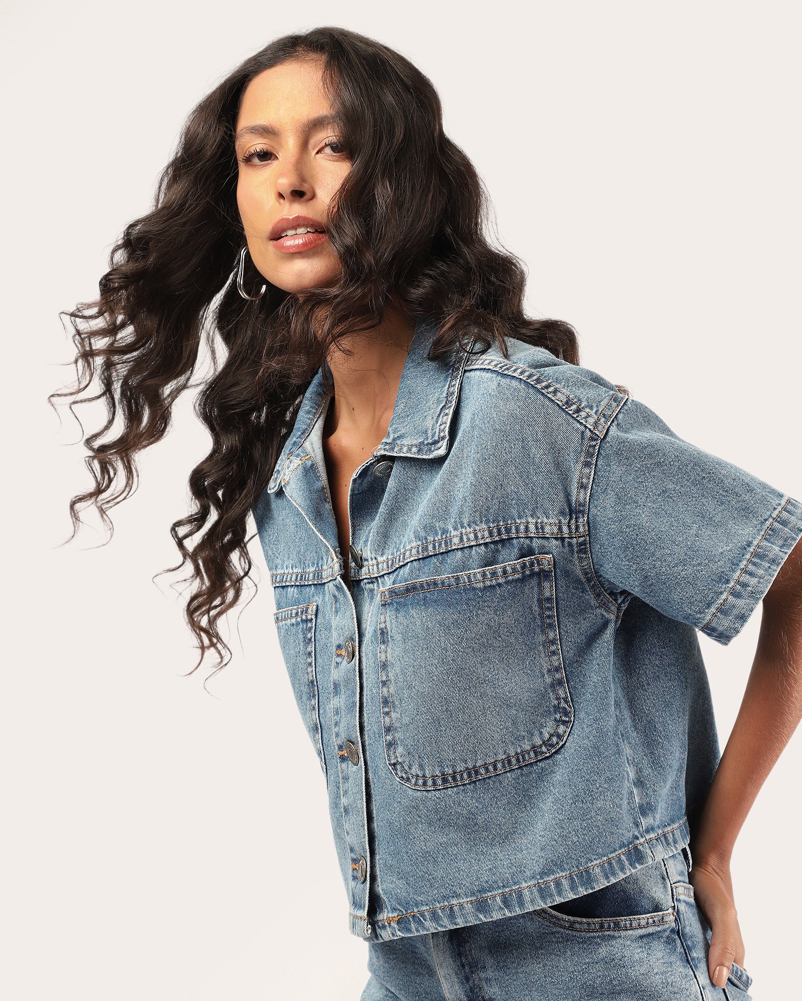 Camisa jeans cropped feminina - denim médio | Pool Jeans