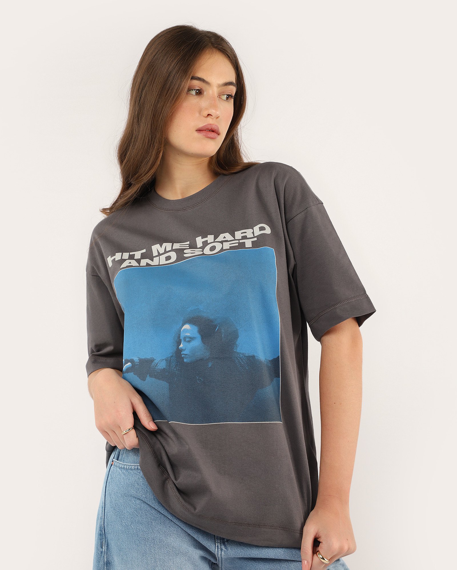Camiseta feminina oversized Hit me hard - cinza | Billie Eilish