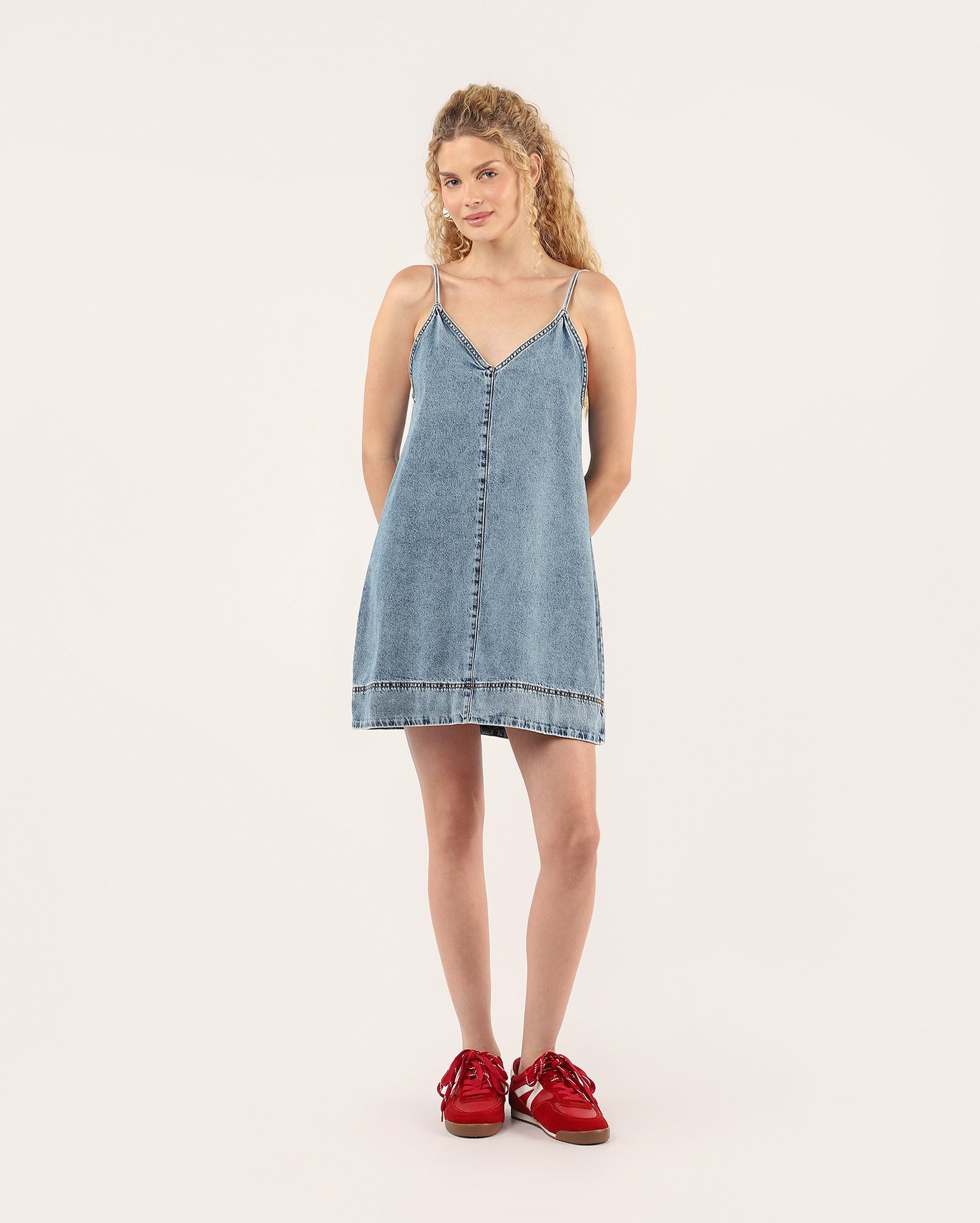 Vestido jeans decote em V - denim médio | Pool Jeans