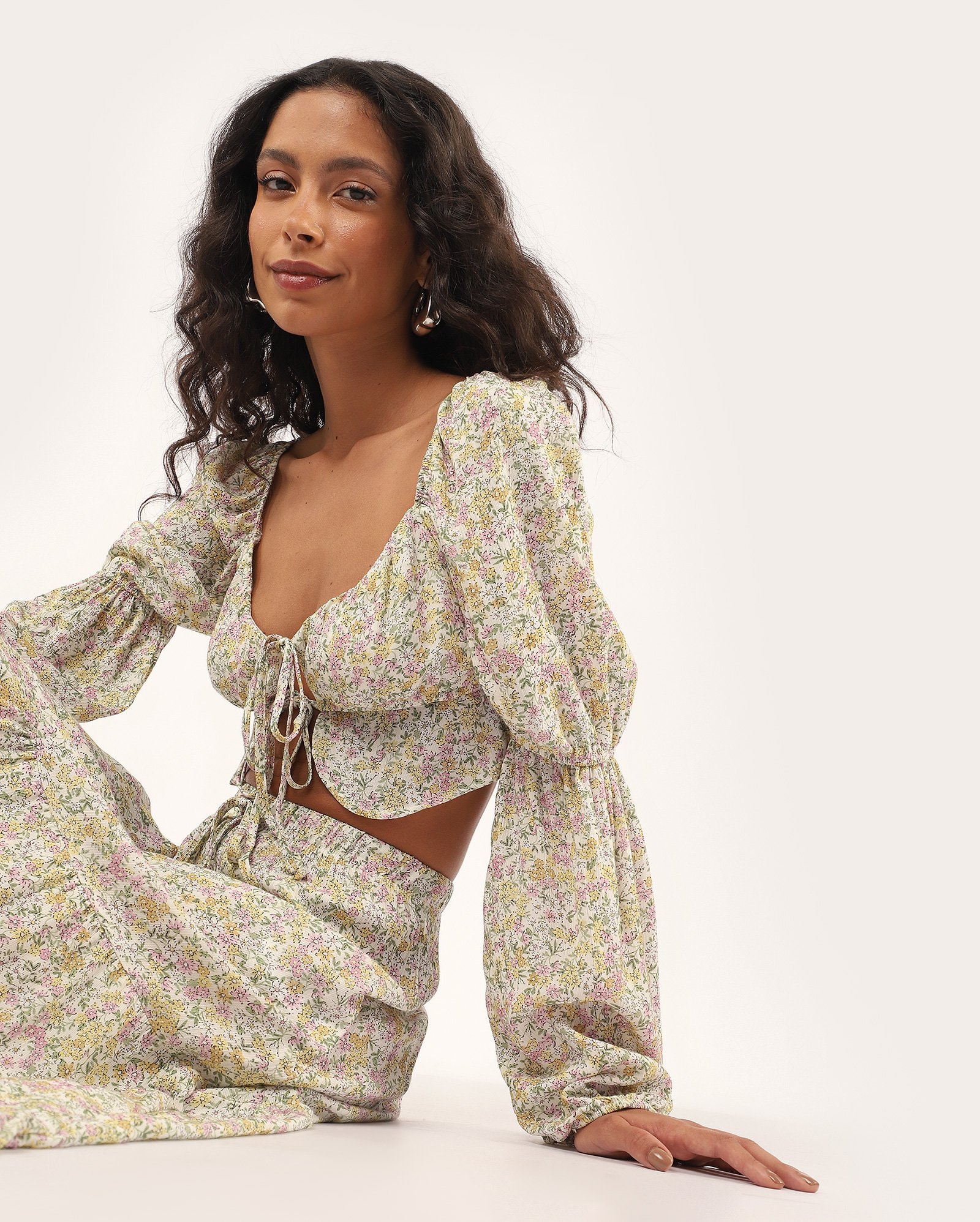 Blusa cropped feminina floral com laços