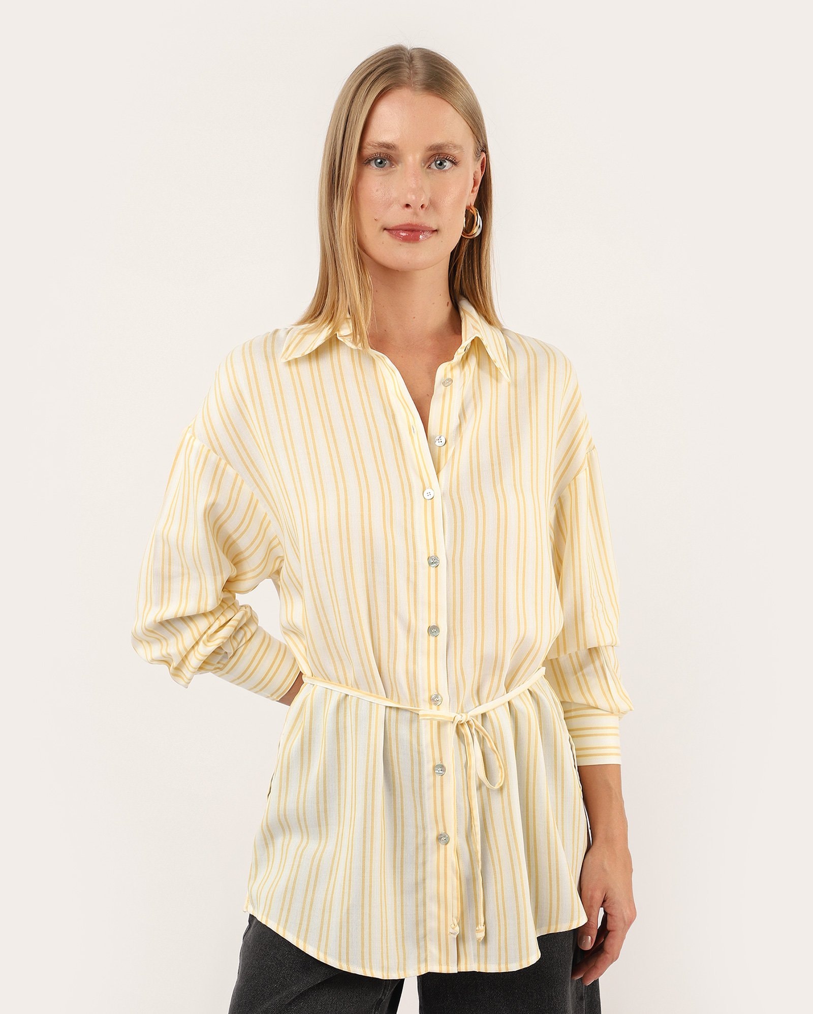 Camisa feminina alongada listrada com fita - amarela