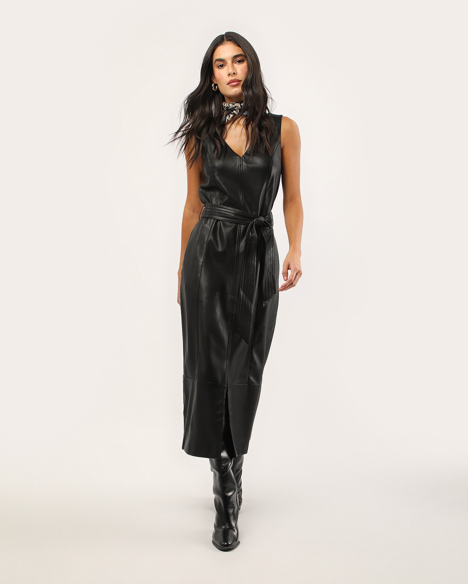 Vestido midi em poliueretano com cinto - preto