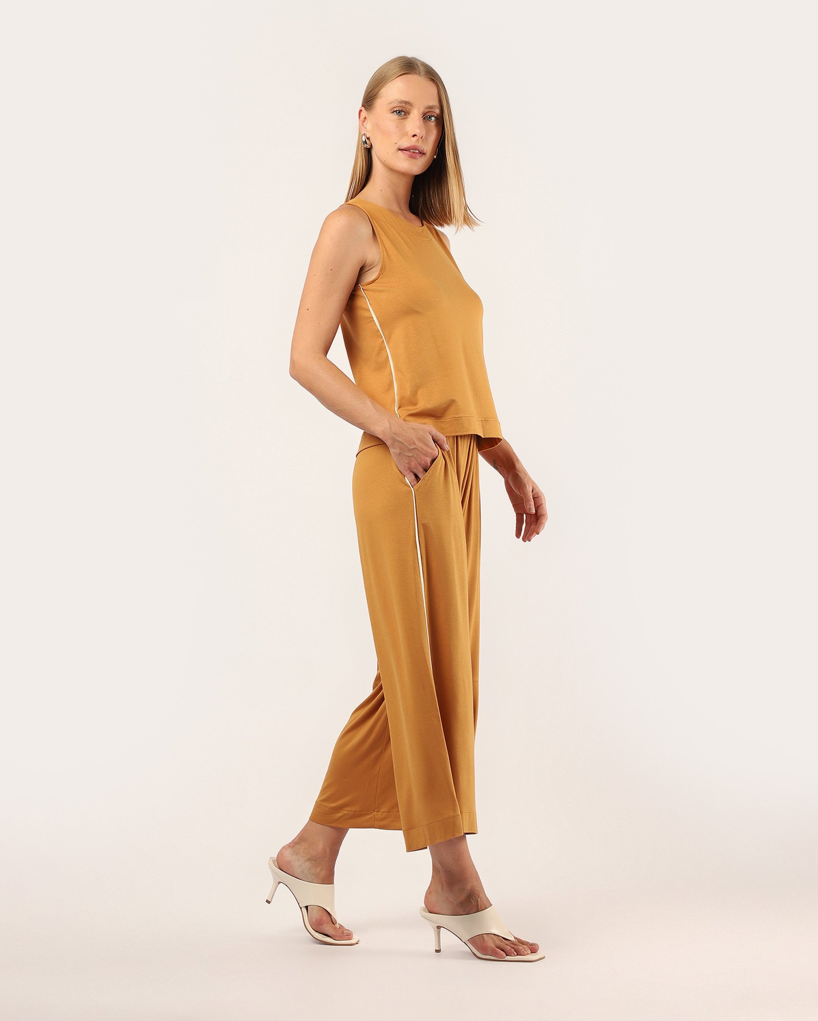 Calça feminina pantacourt com viscose - marrom