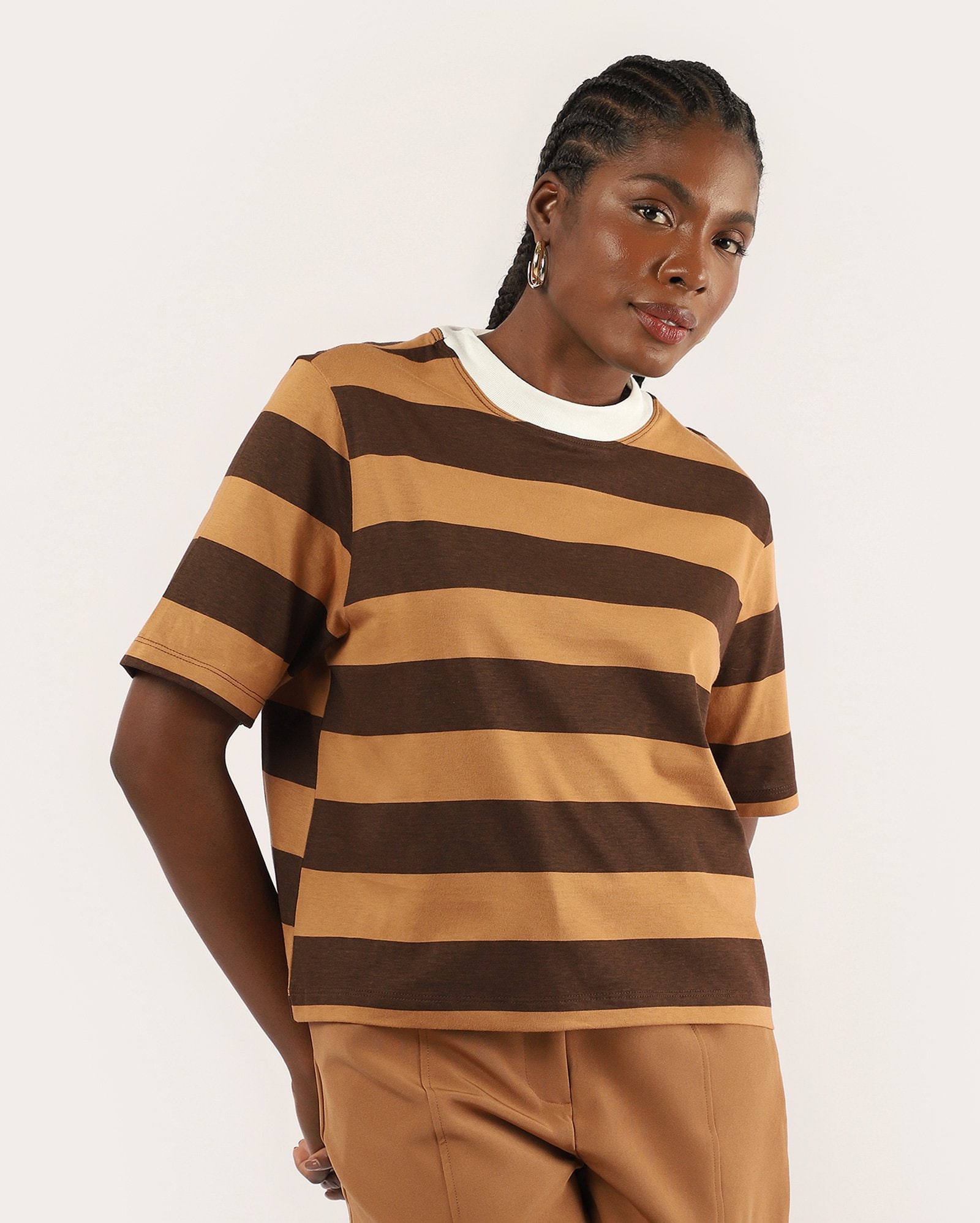 Camiseta feminina ampla listrada - marrom