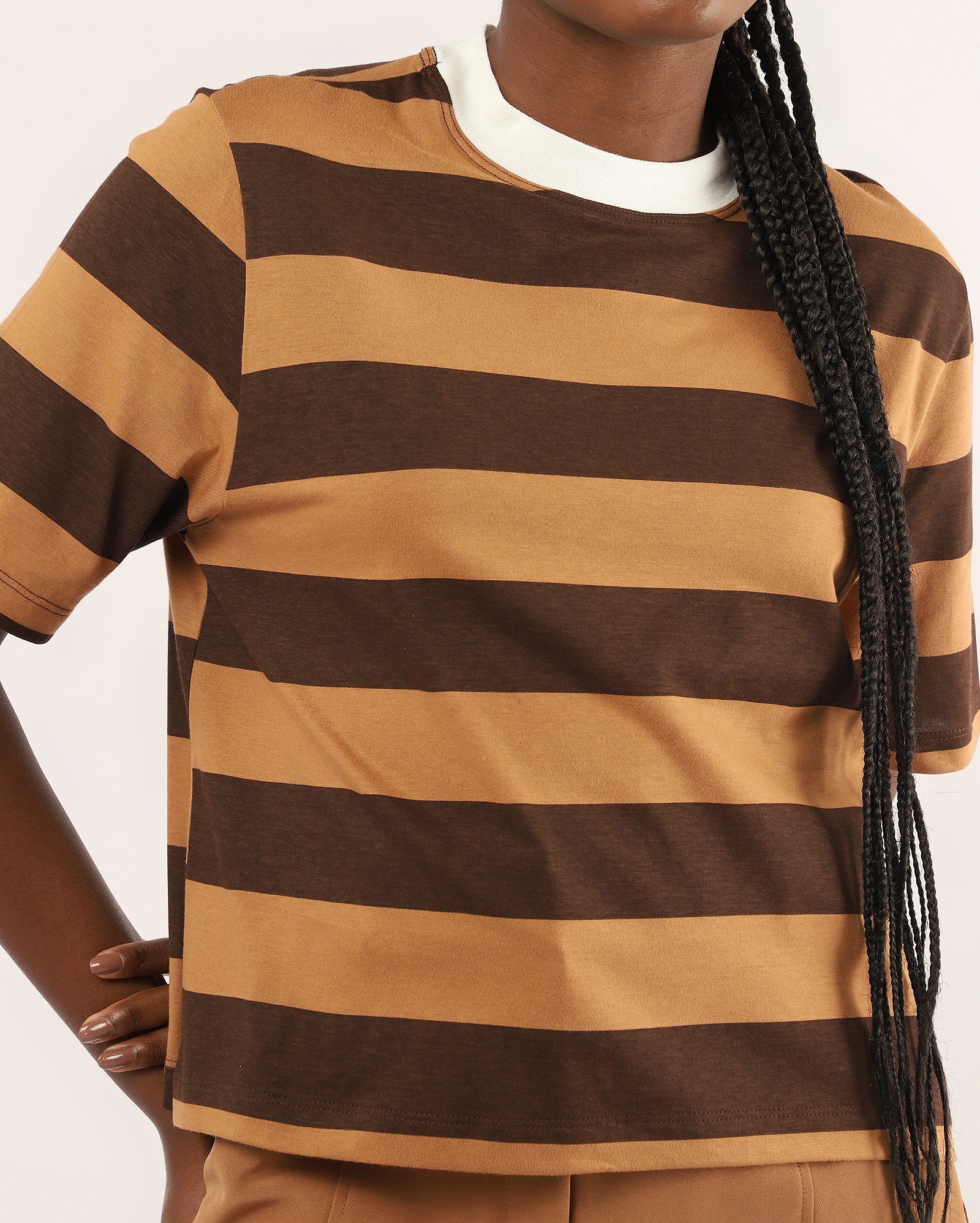 Camiseta feminina ampla listrada - marrom — foto 3