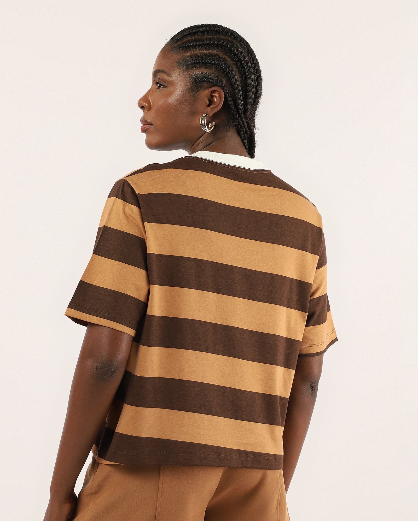 Camiseta feminina ampla listrada - marrom — foto 4