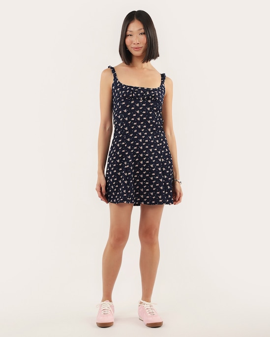 Vestido curto godê em crepe texturizado com lastex