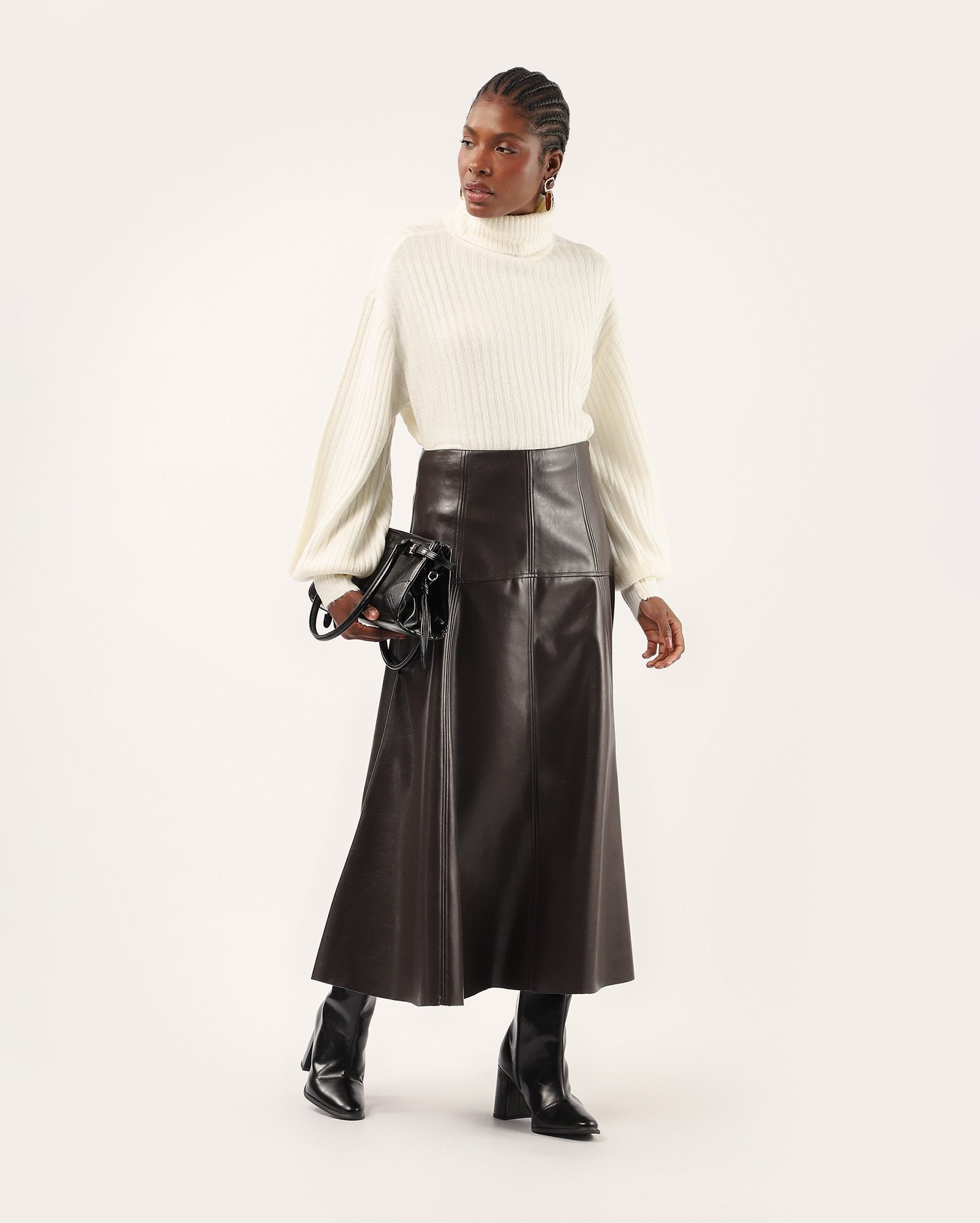 Suéter feminino amplo gola alta em tricot - off-white