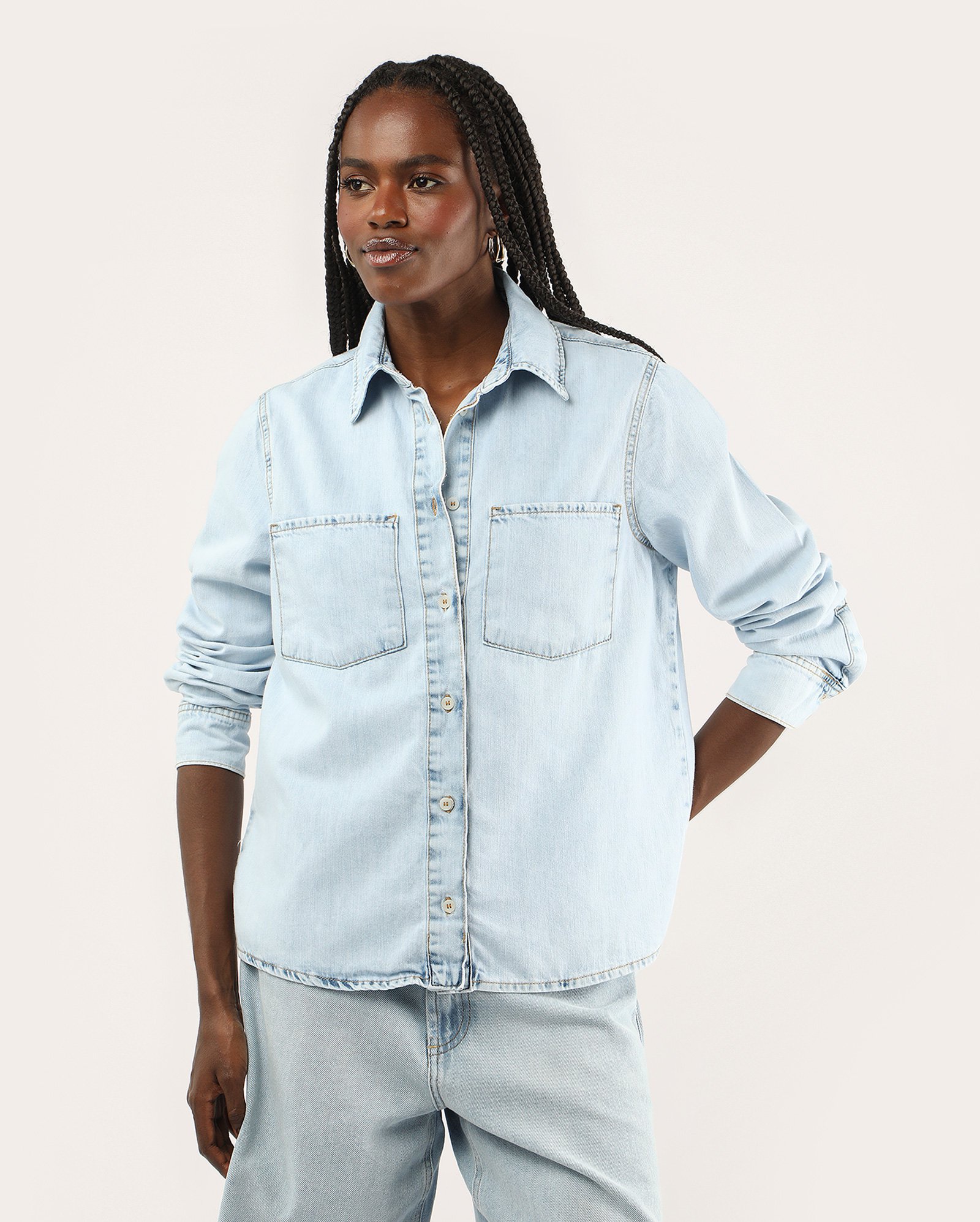 Camisa jeans feminina regular com bolsos - denim claro | Pool Jeans