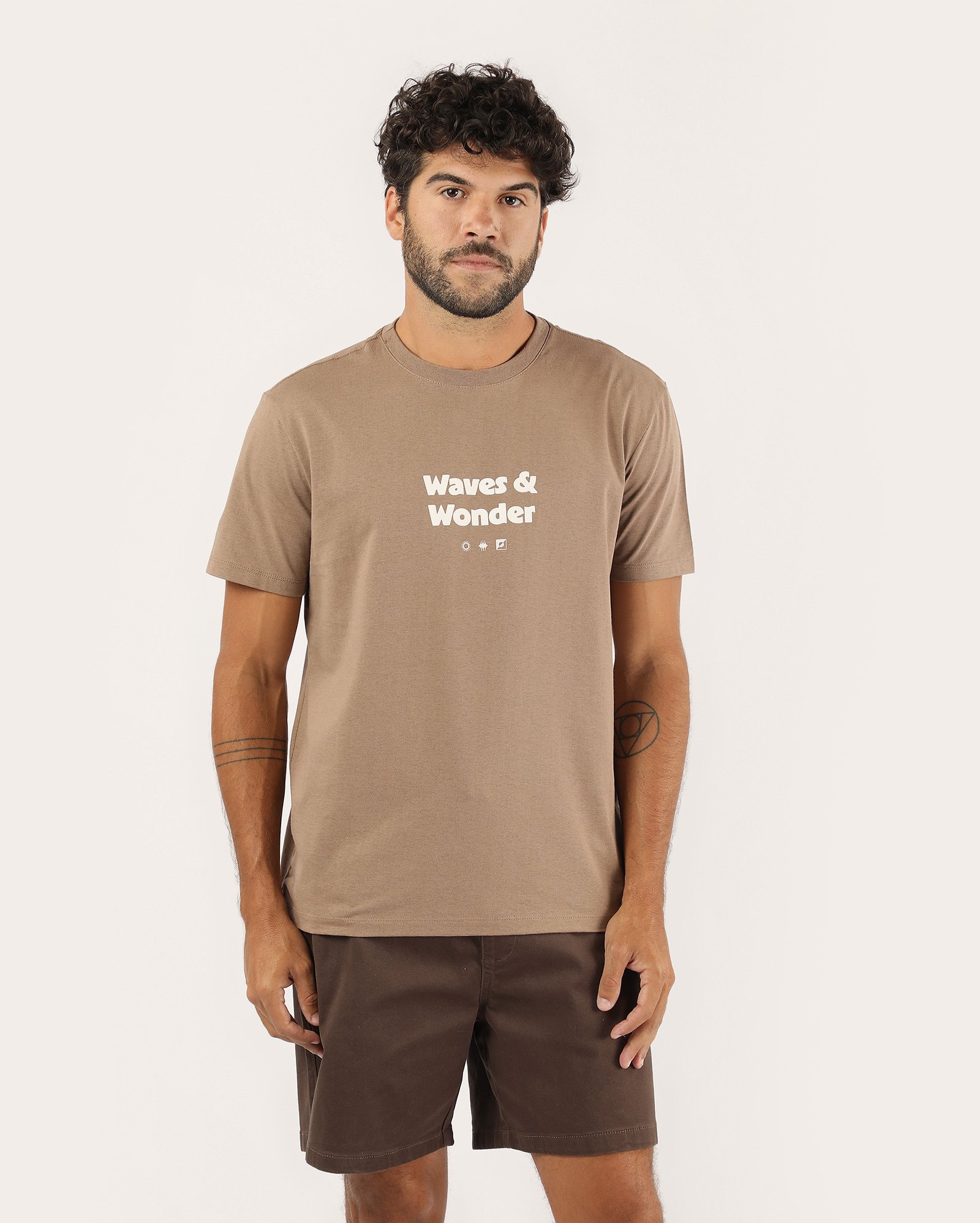 Camiseta masculina comfort waves e wonder - marrom