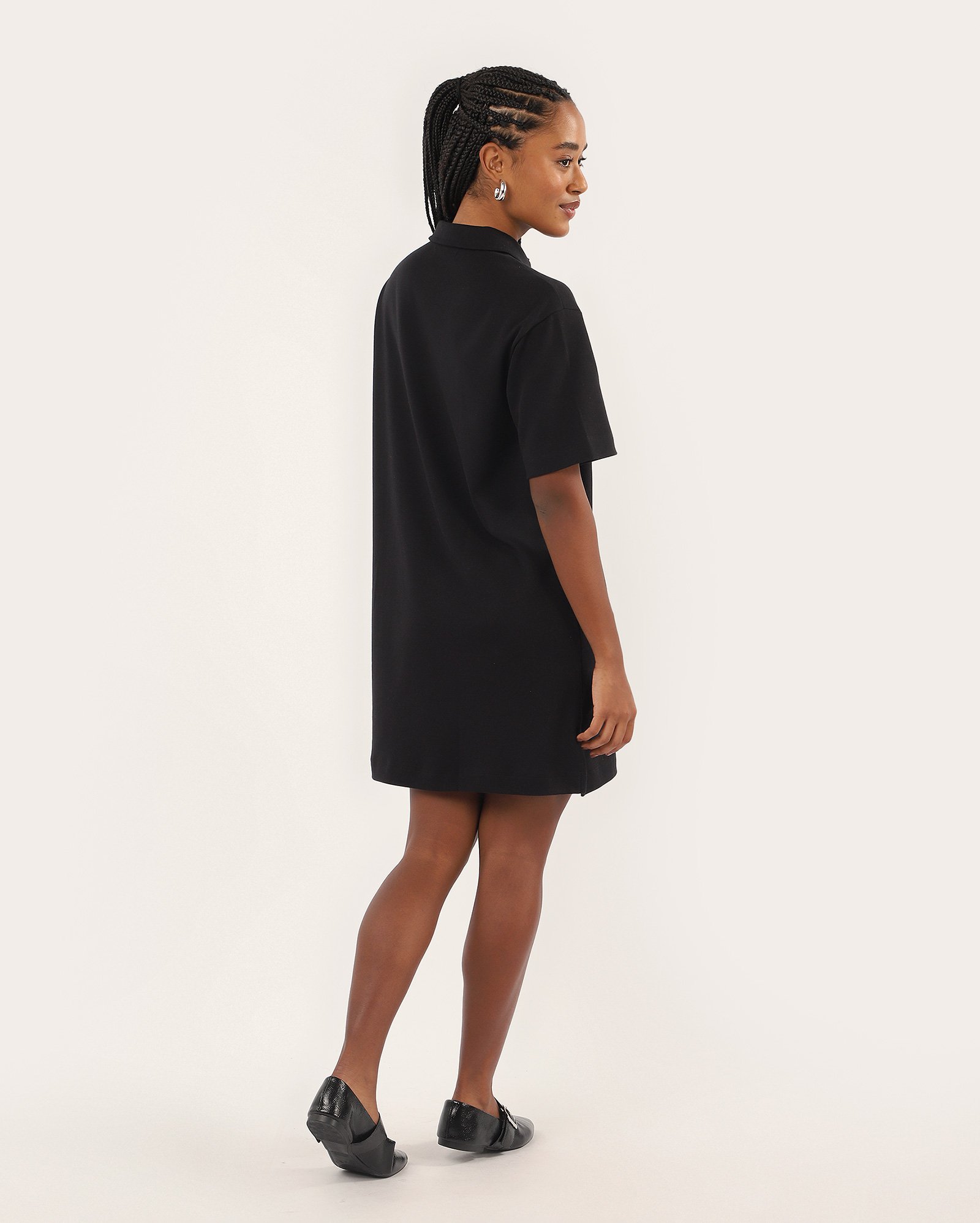 Vestido polo curto amplo com fenda - Preto — foto 4