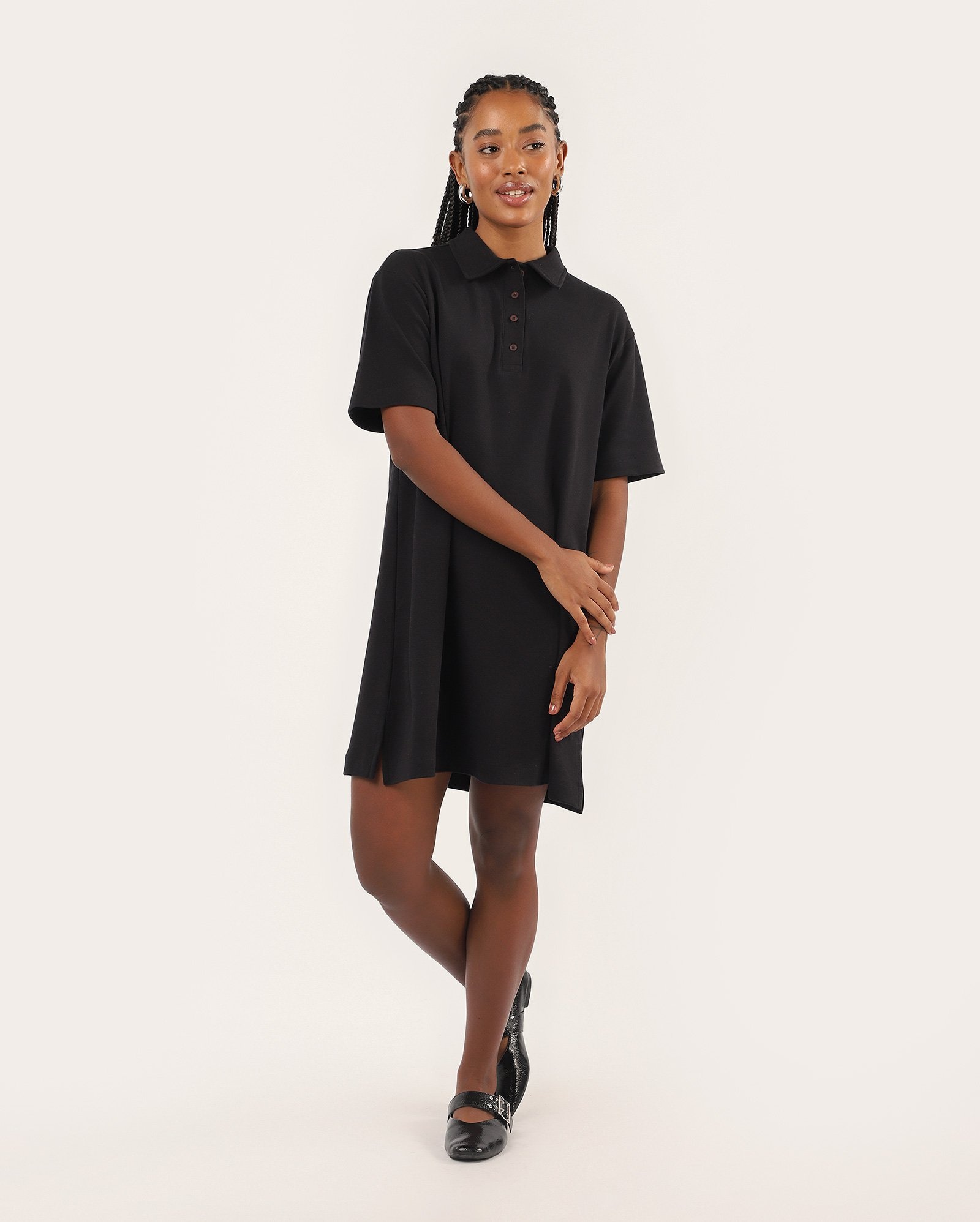 Vestido polo curto amplo com fenda - Preto — foto 3