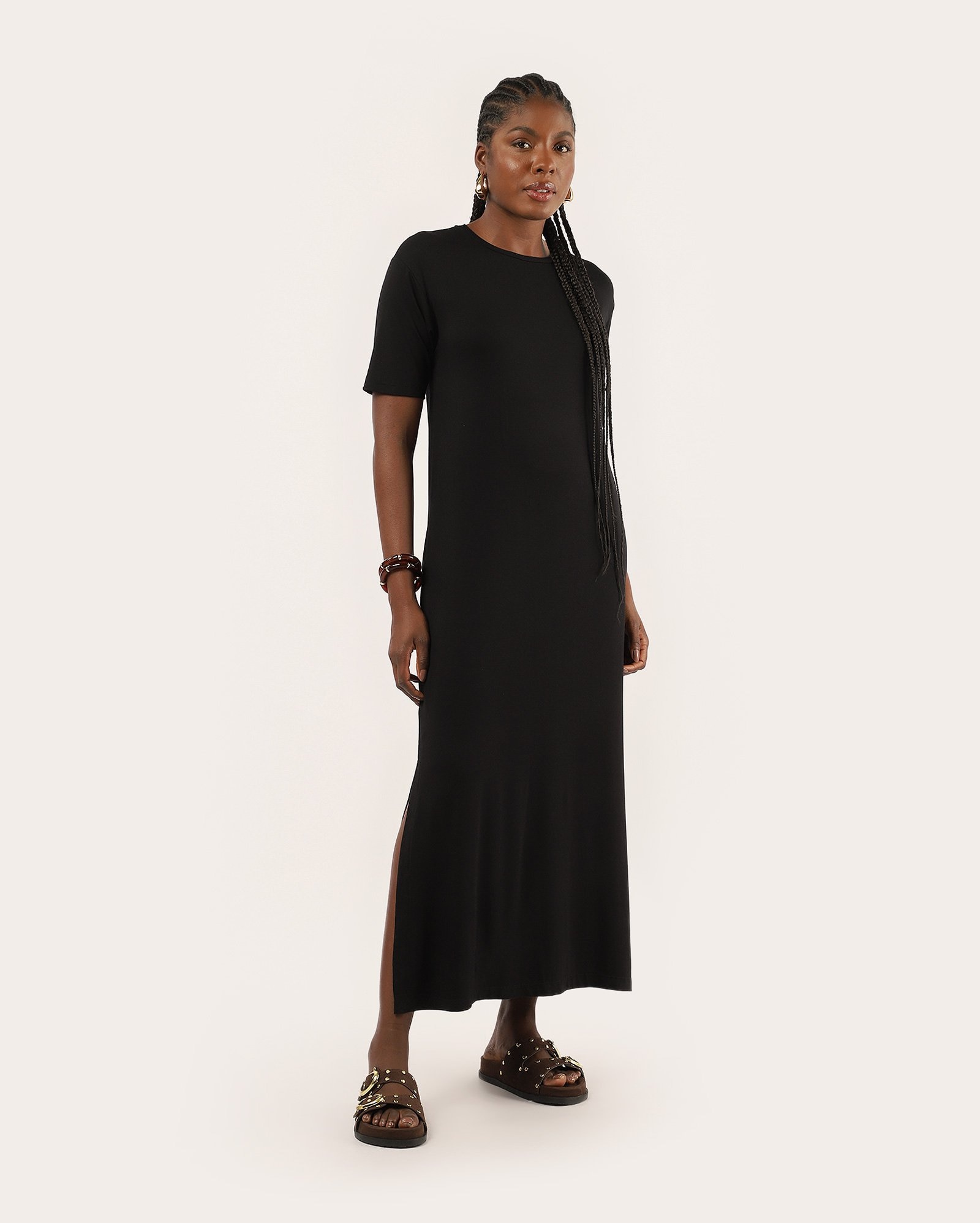 Vestido midi reto com viscose e fenda - preto