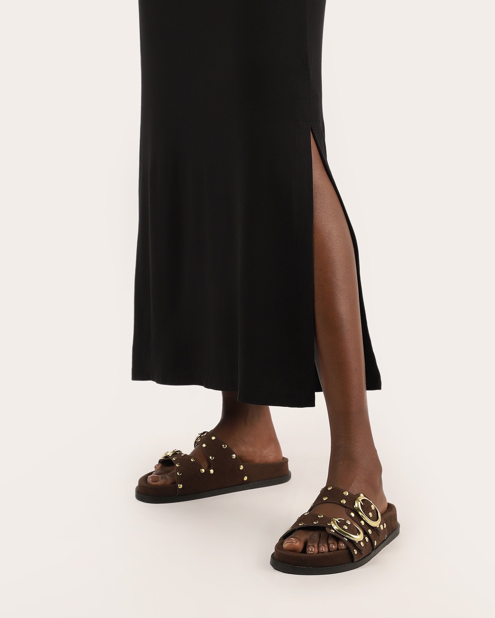 Vestido midi reto com viscose e fenda - preto
