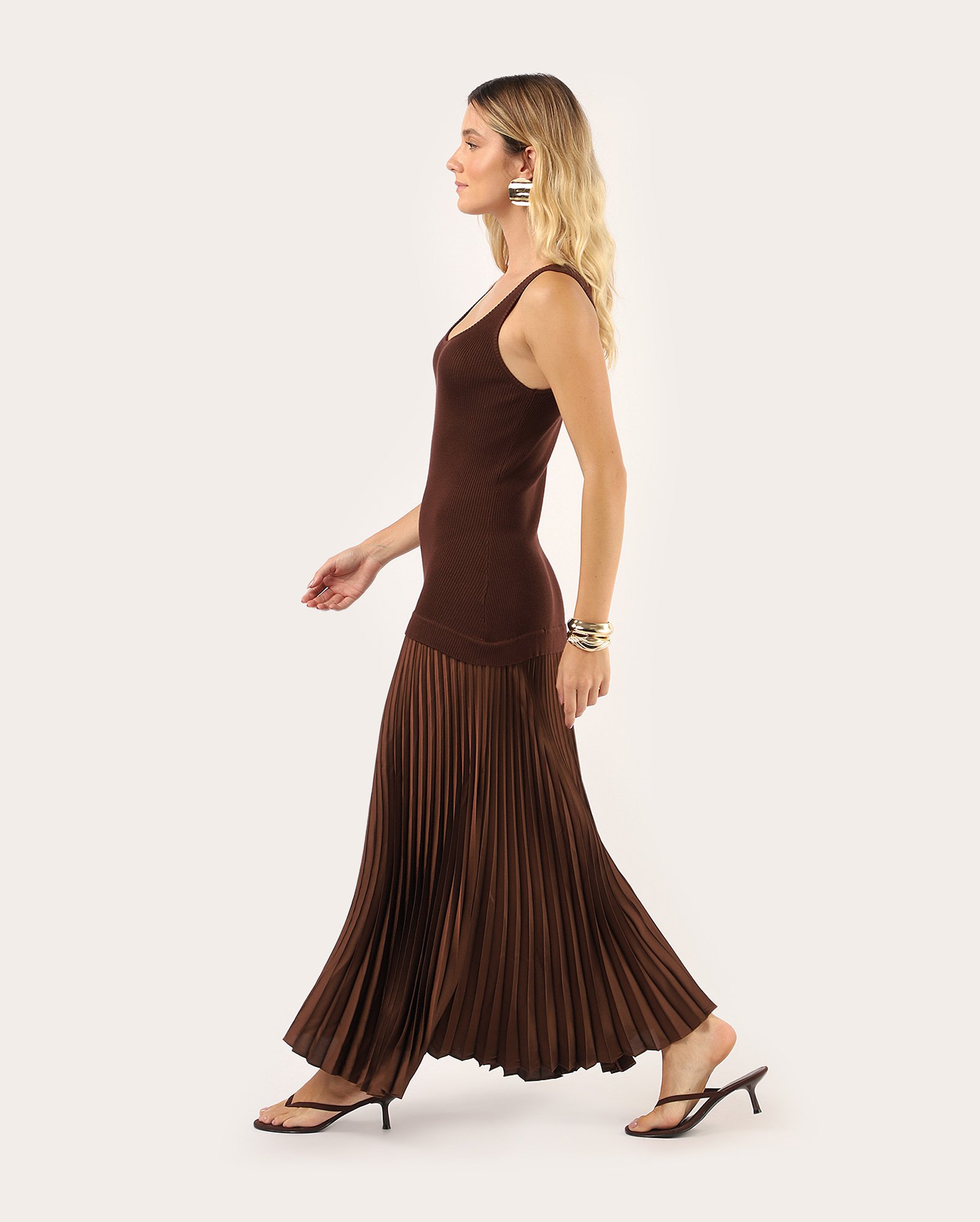 Vestido longo evasê plissado e canelado - marrom