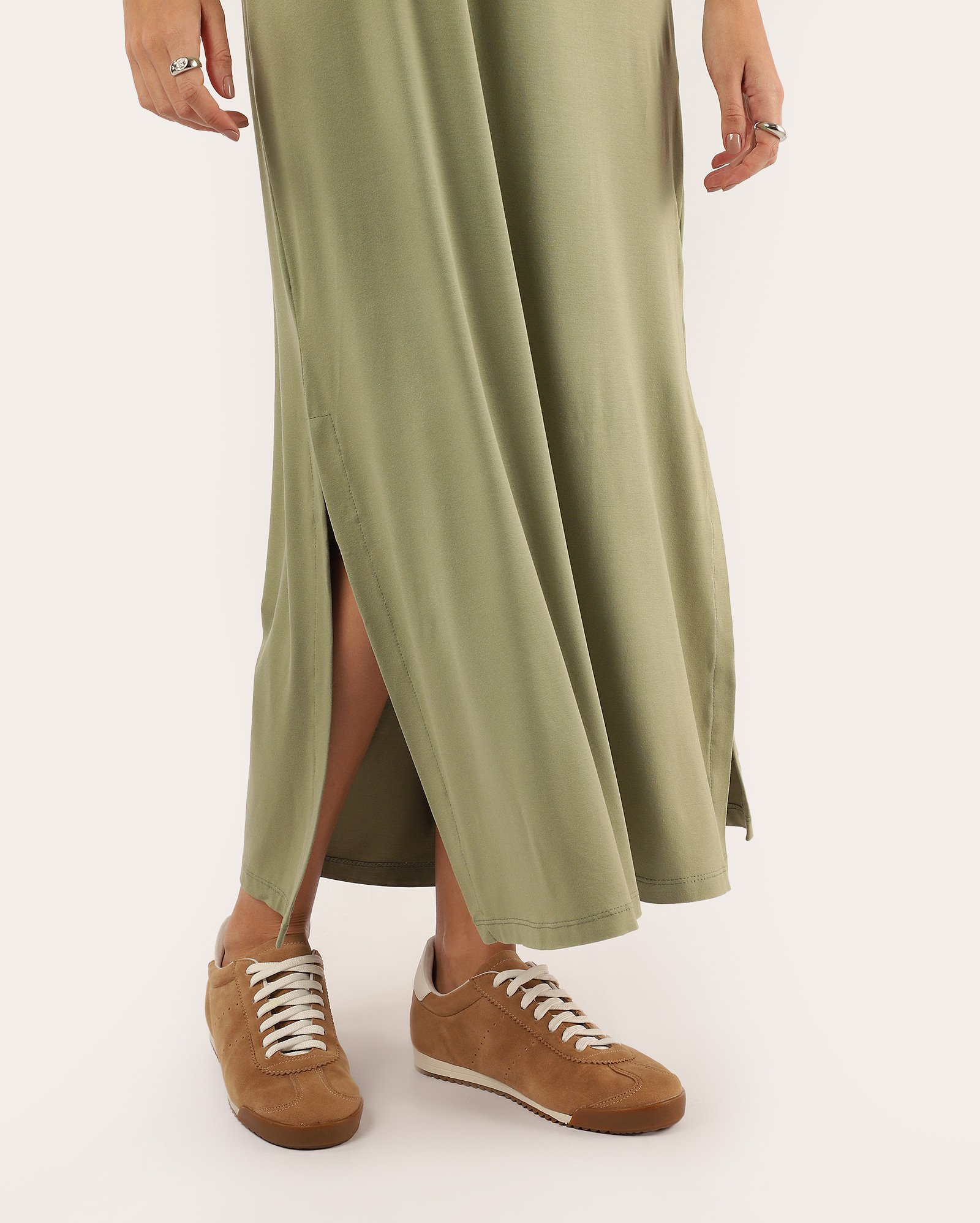 Vestido midi reto manga curta com viscose e fenda - verde