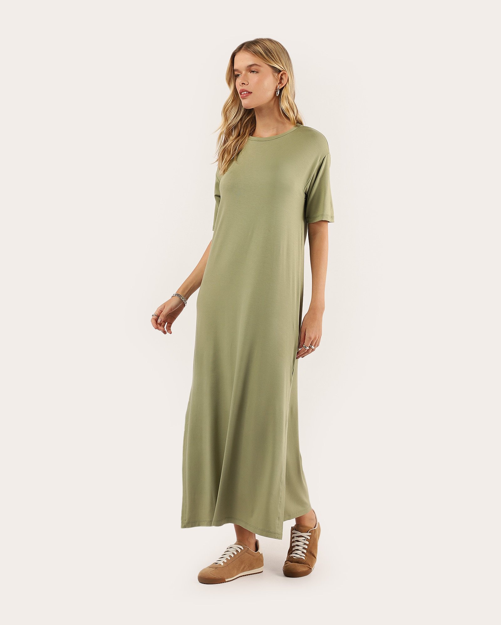 Vestido midi reto manga curta com viscose e fenda - verde