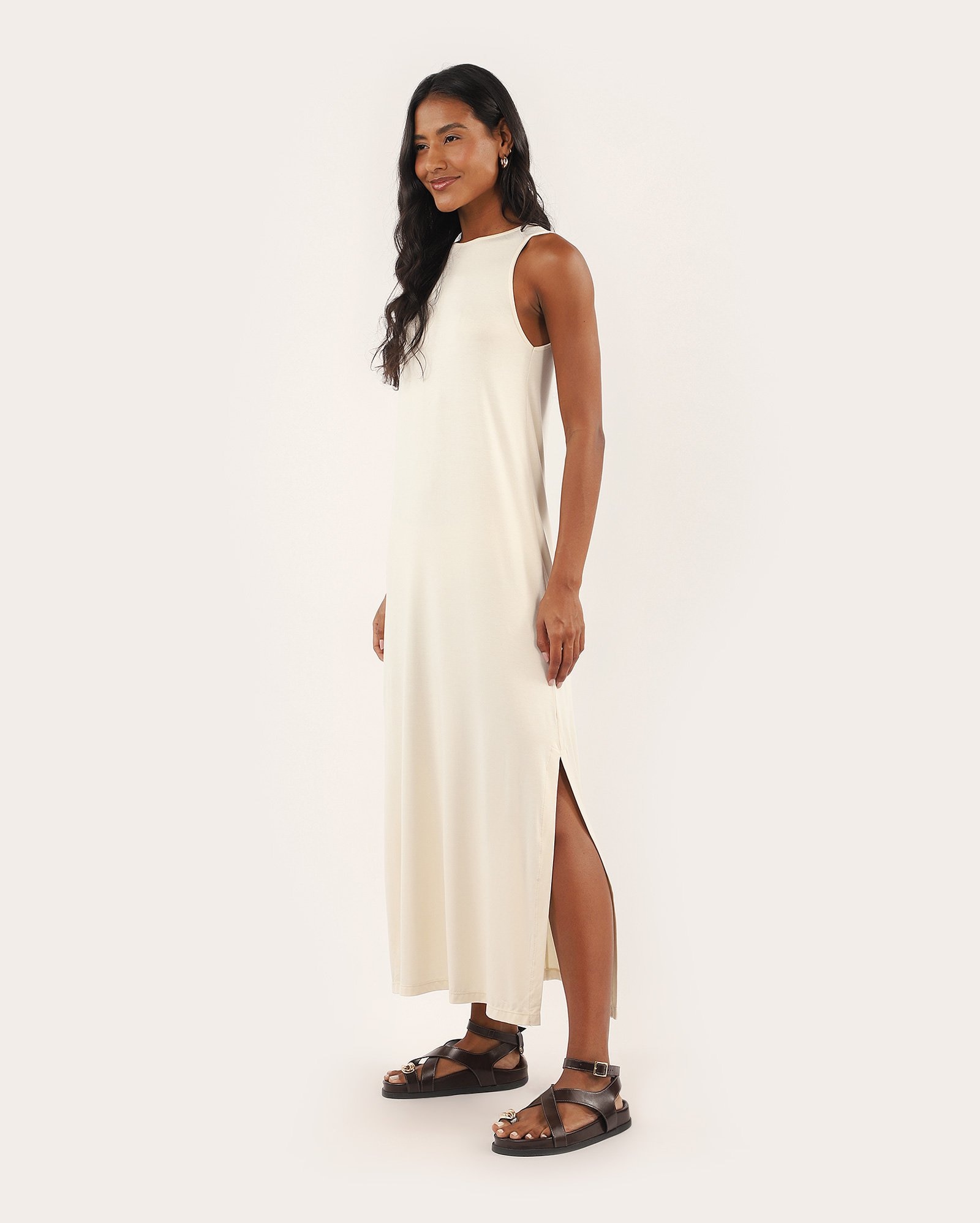 Vestido midi reto com viscose e fenda - bege