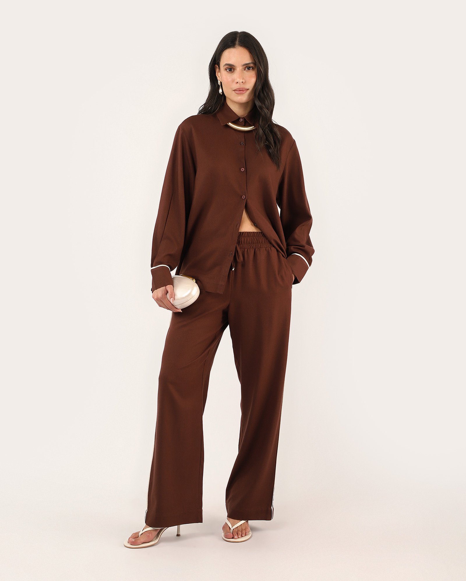 Calça feminina relaxed em viscolinho