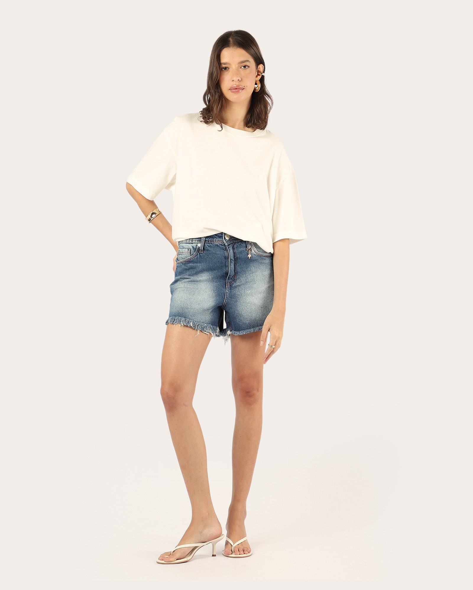 Short jeans feminino barra desfiada - denim médio | Pool Jeans